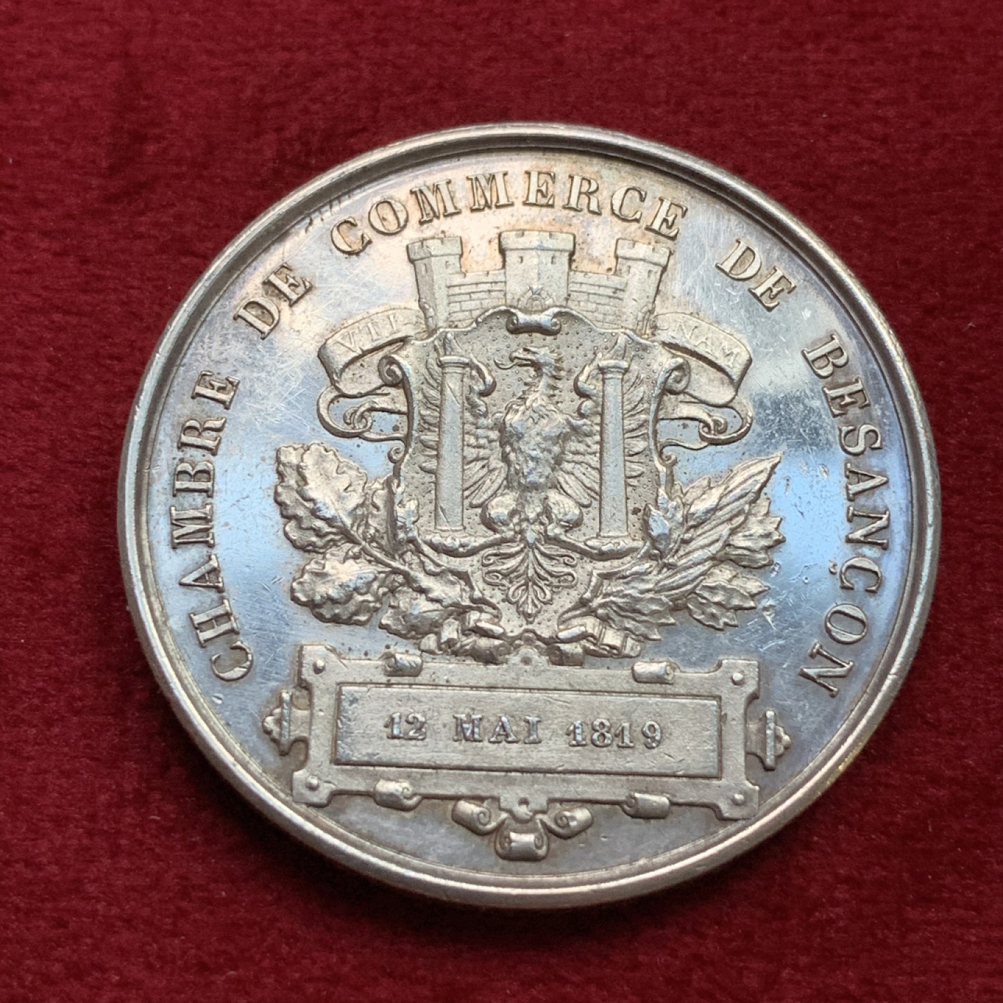 《竞宝斋》第100场-纪念拍卖 (全场包邮)中拍得限量纪念章 法国  1860-1879年 贝桑松商会 银质奖章 24.8克 36.9mm大规格 细节好 少见品种 蜜蜂边铭 银标