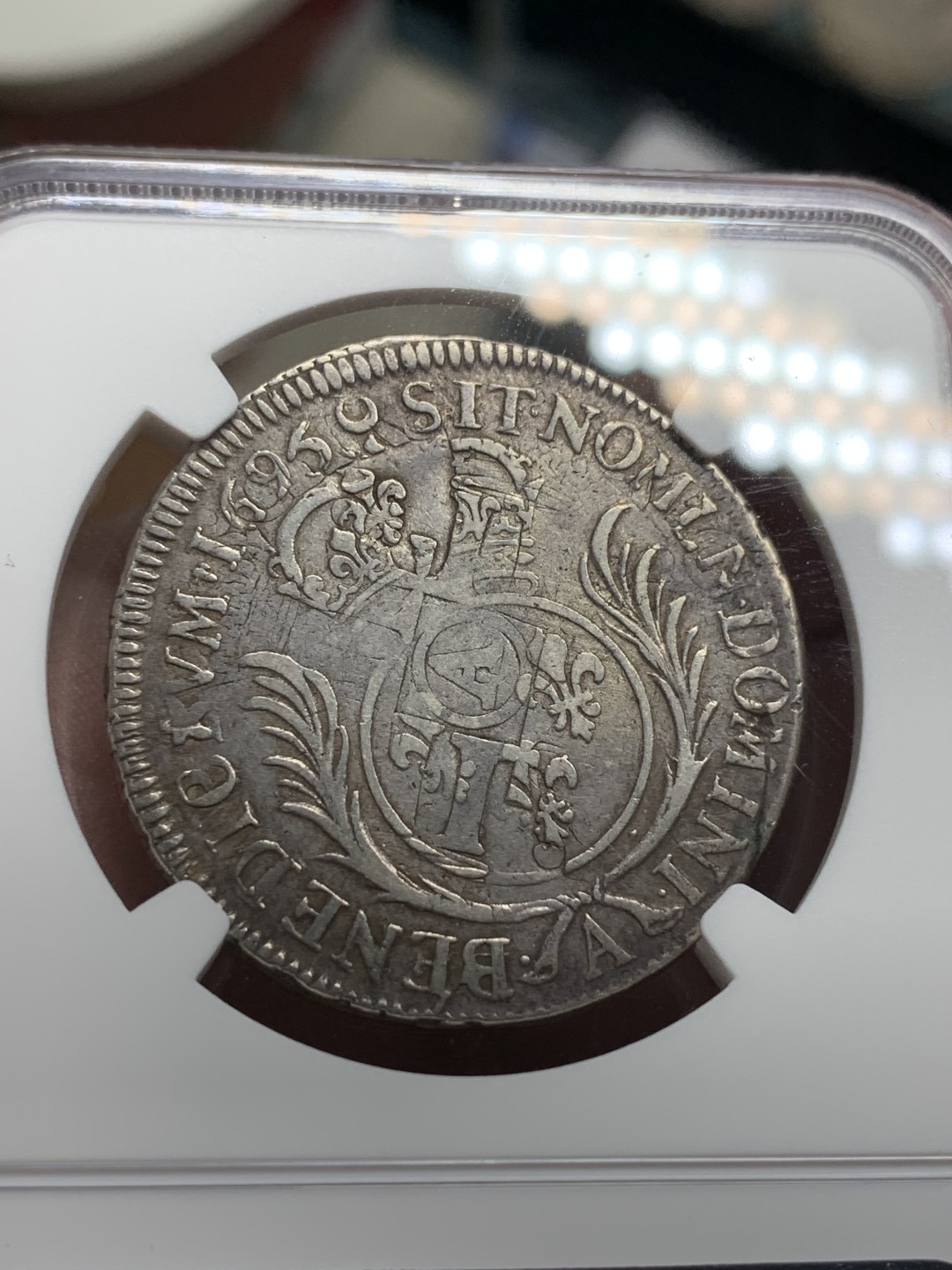 《竞宝斋》第100场-纪念拍卖 (全场包邮)中拍得限量纪念章 NGC XF45 法国 1695年 路易十四 太阳王 1/2 埃居  银币 有分得极少见 书价XF的375美元 这枚细节非常好 上海N给分保守