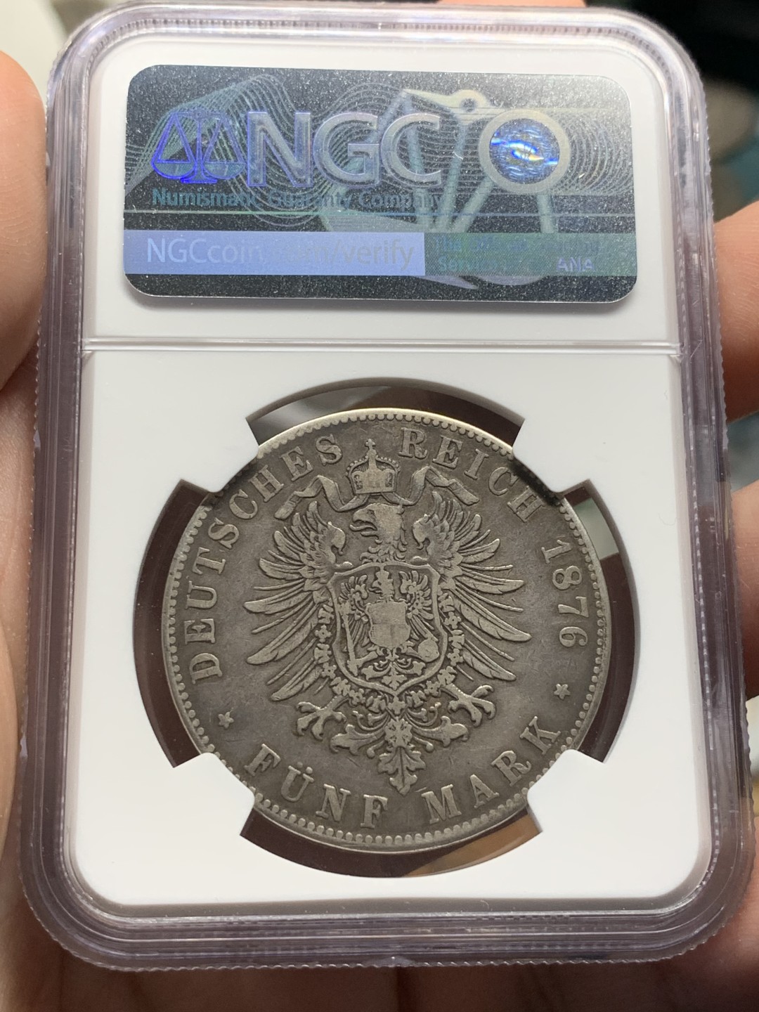 《竞宝斋》第100场-纪念拍卖 (全场包邮)中拍得限量纪念章 错版币 NGC VF30 德国 巴登 1876G 5马克银币 BADEN制作成了BVDEN  书价很高 XF的状态给了VF 你呢