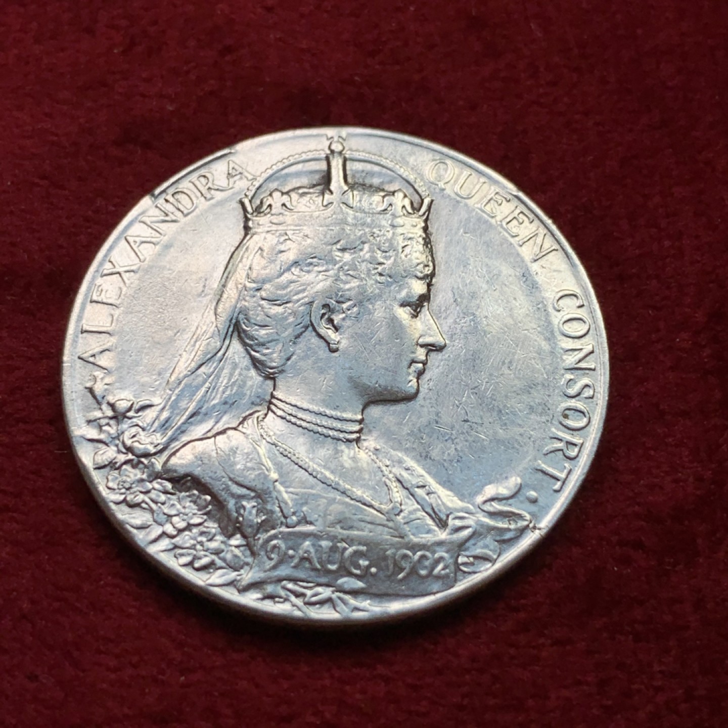 《竞宝斋》第100场-纪念拍卖 (全场包邮)中拍得限量纪念章 英国 爱七 1902年 登基 纪念银章 14.1克 31.1直径 保存的不错