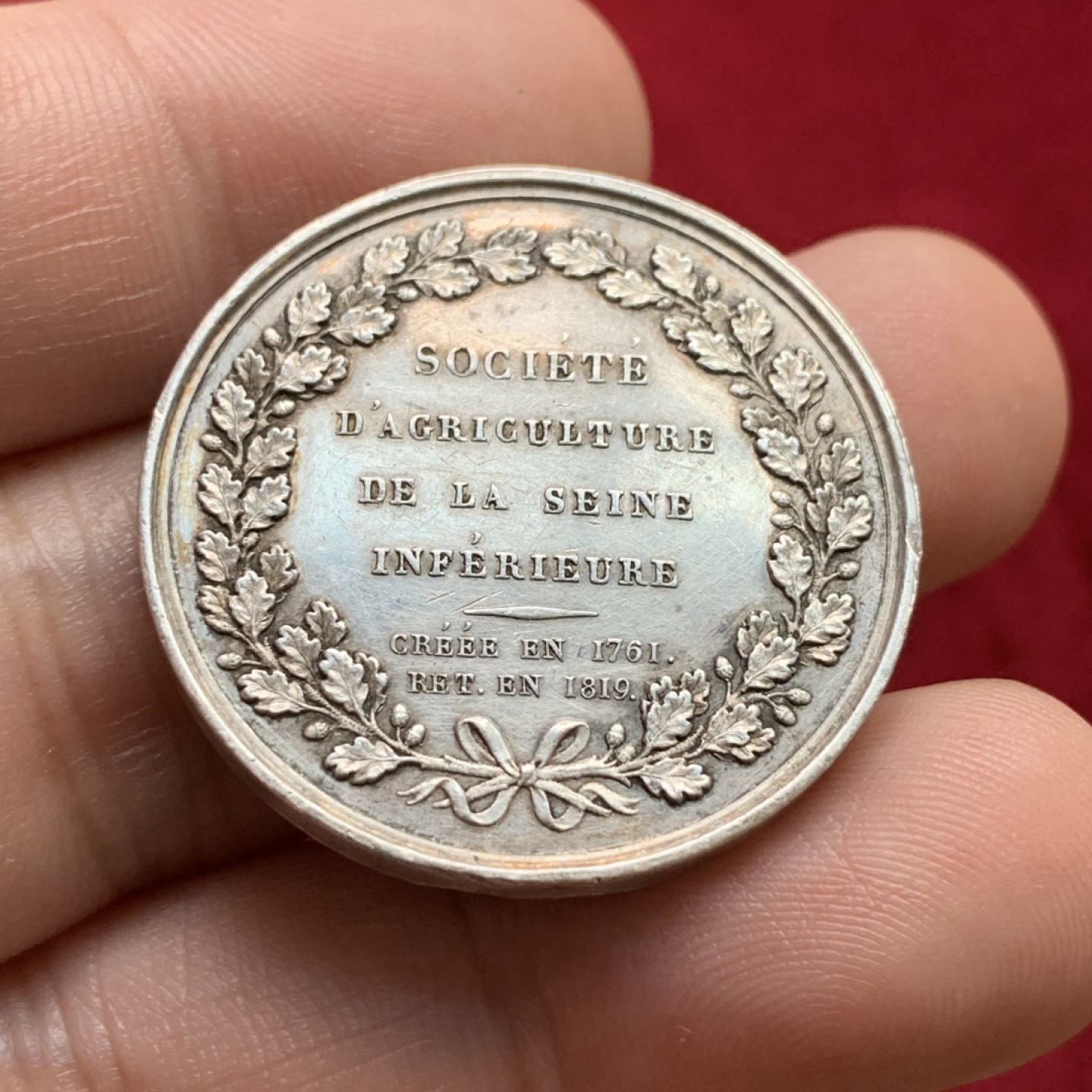 《竞宝斋》第100场-纪念拍卖 (全场包邮)中拍得限量纪念章 法国1819年塞纳河农业协会50周年纪念银章 重14.78克 直径31mm 细节见图
