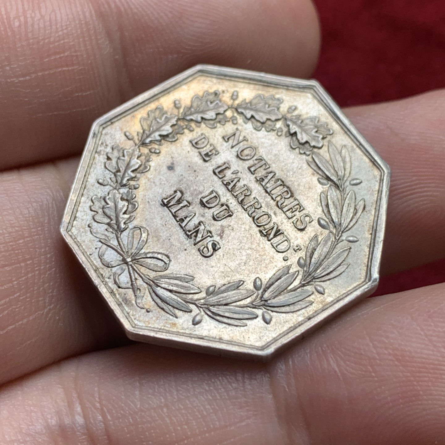 《竞宝斋》第100场-纪念拍卖 (全场包邮)中拍得限量纪念章 法国热芒公证人八角银质代币 手指边铭 银标 重11.26克 对角直径31mm 第一次过手的品种 比较难得