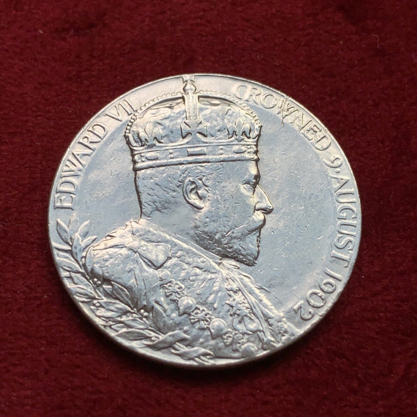 《竞宝斋》第100场-纪念拍卖 (全场包邮)中拍得限量纪念章 英国 爱七 1902年 登基 纪念银章 14.1克 31.1直径 保存的不错