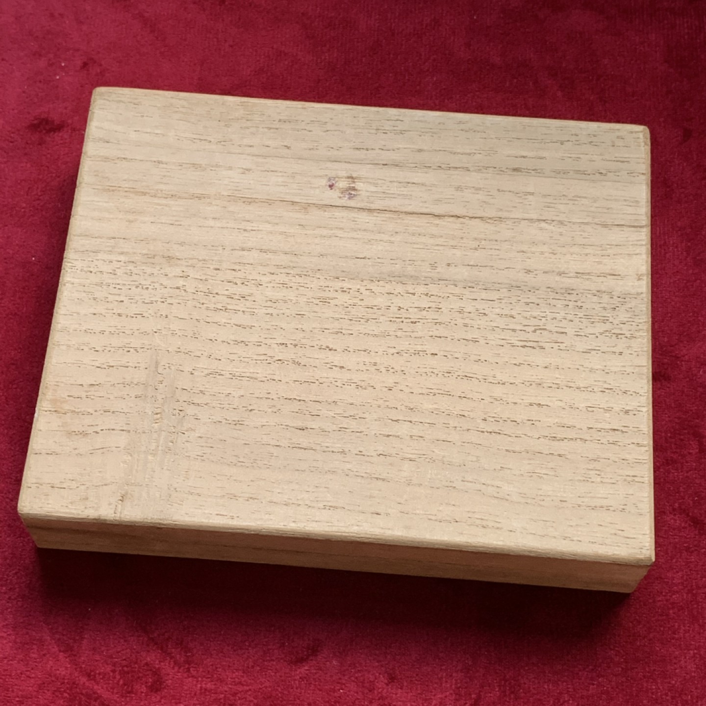 《竞宝斋》第100场-纪念拍卖 (全场包邮)中拍得限量纪念章 日本 十匁银判 2枚一起  原装桐木盒 包浆五彩绚丽 2枚重75.5克 古度量1匁=3.75 符合标准 纯银 值得收藏