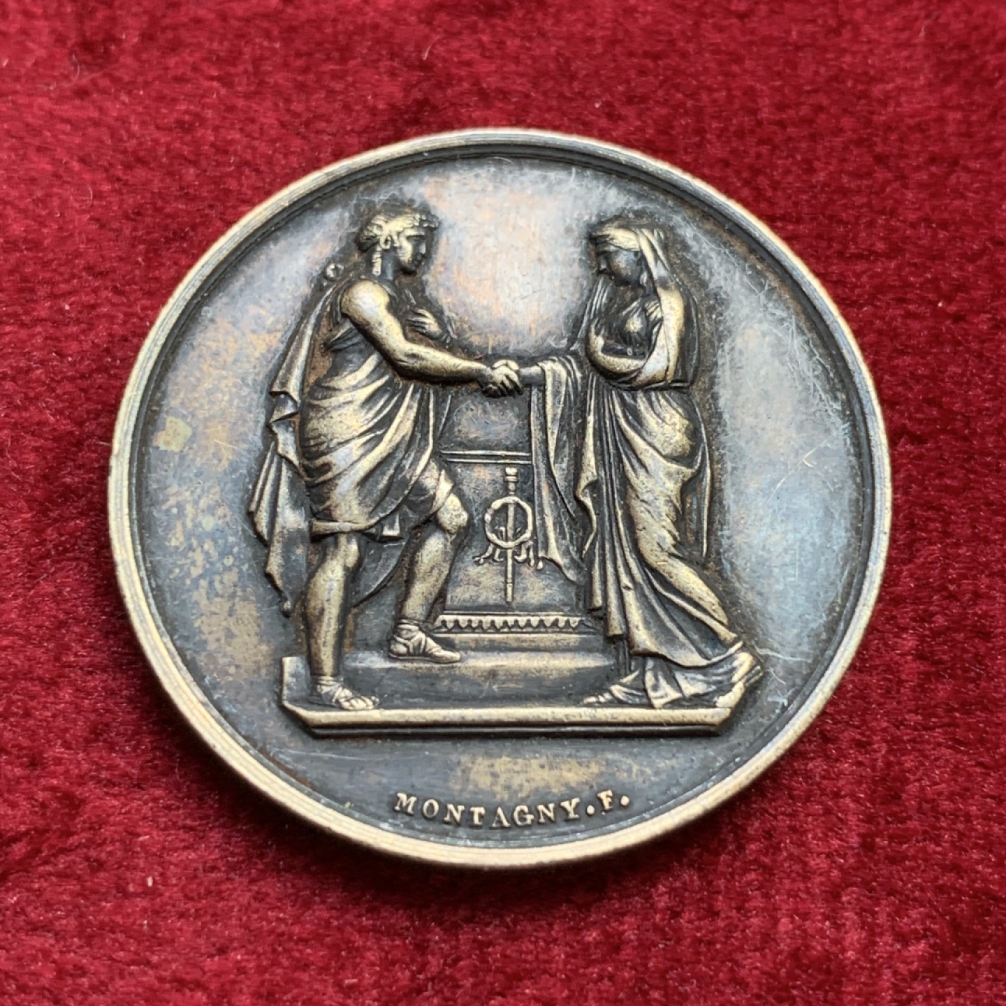 《竞宝斋》第100场-纪念拍卖 (全场包邮)中拍得限量纪念章 法国1864年 银质结婚纪念章 背面花体铭文 边缘带夫妻名字及结婚日期 蜜蜂边铭 银标 深色包浆 比较难得的一枚 直径23.3mm 重11.3克