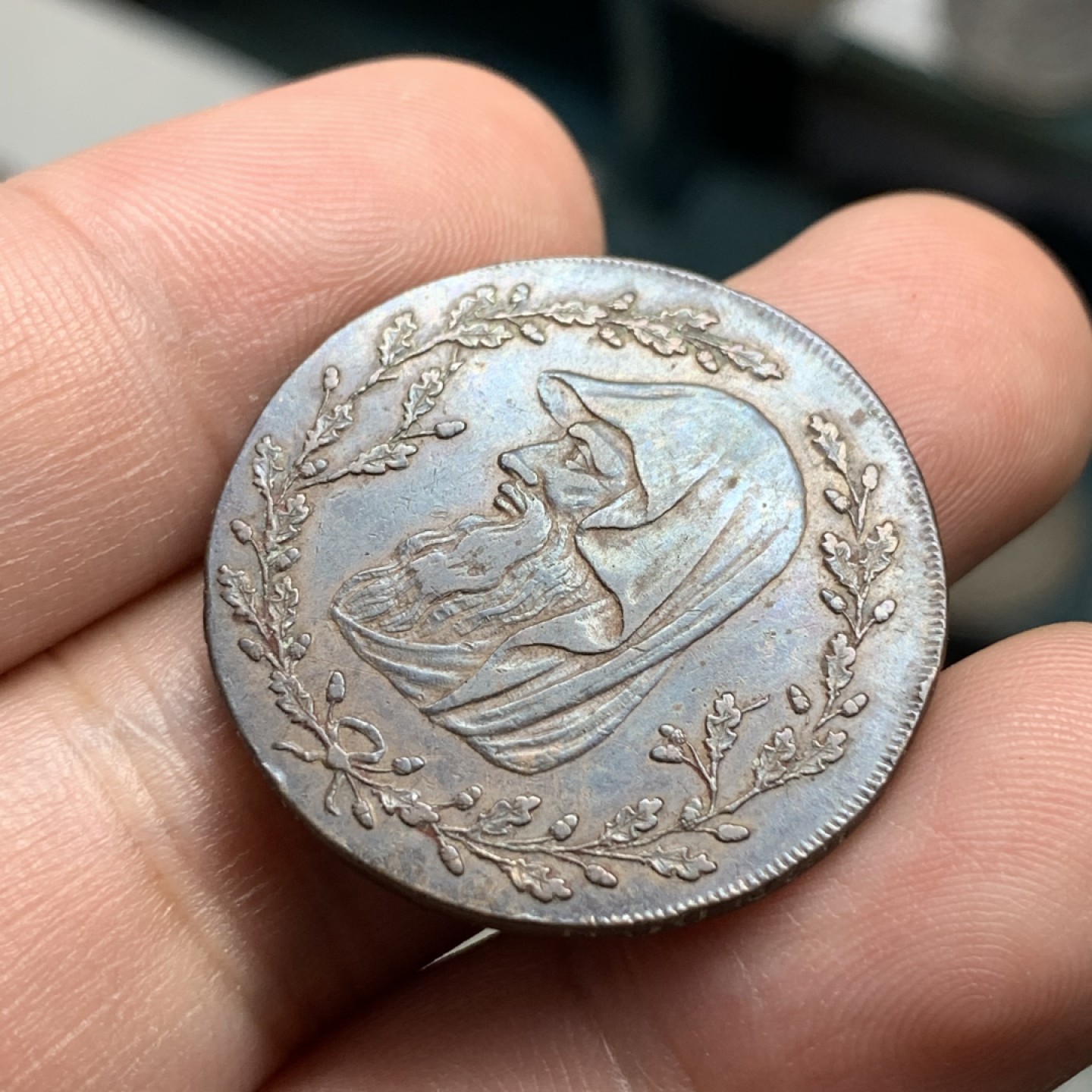 《竞宝斋》第100场-纪念拍卖 (全场包邮)中拍得限量纪念章 英国北威尔士1793年半便士代用铜币 巧克力包浆 人物磨损小 非常好的一枚