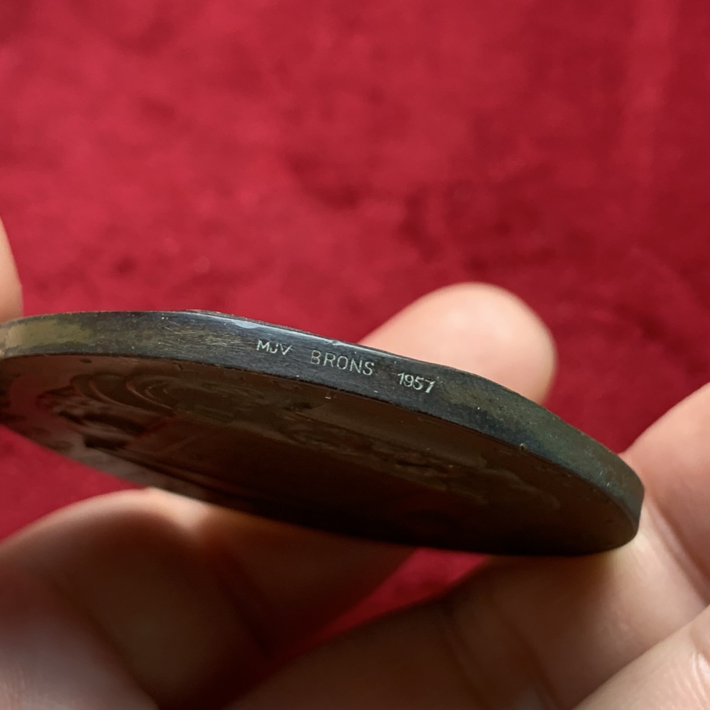 《竞宝斋》第100场-纪念拍卖 (全场包邮)中拍得限量纪念章 瑞典 1957年 古斯塔夫三世 纪念铜章 极富古典工艺 人物高浮雕 非常好 53.3克 50.2直径 大规格 状态好