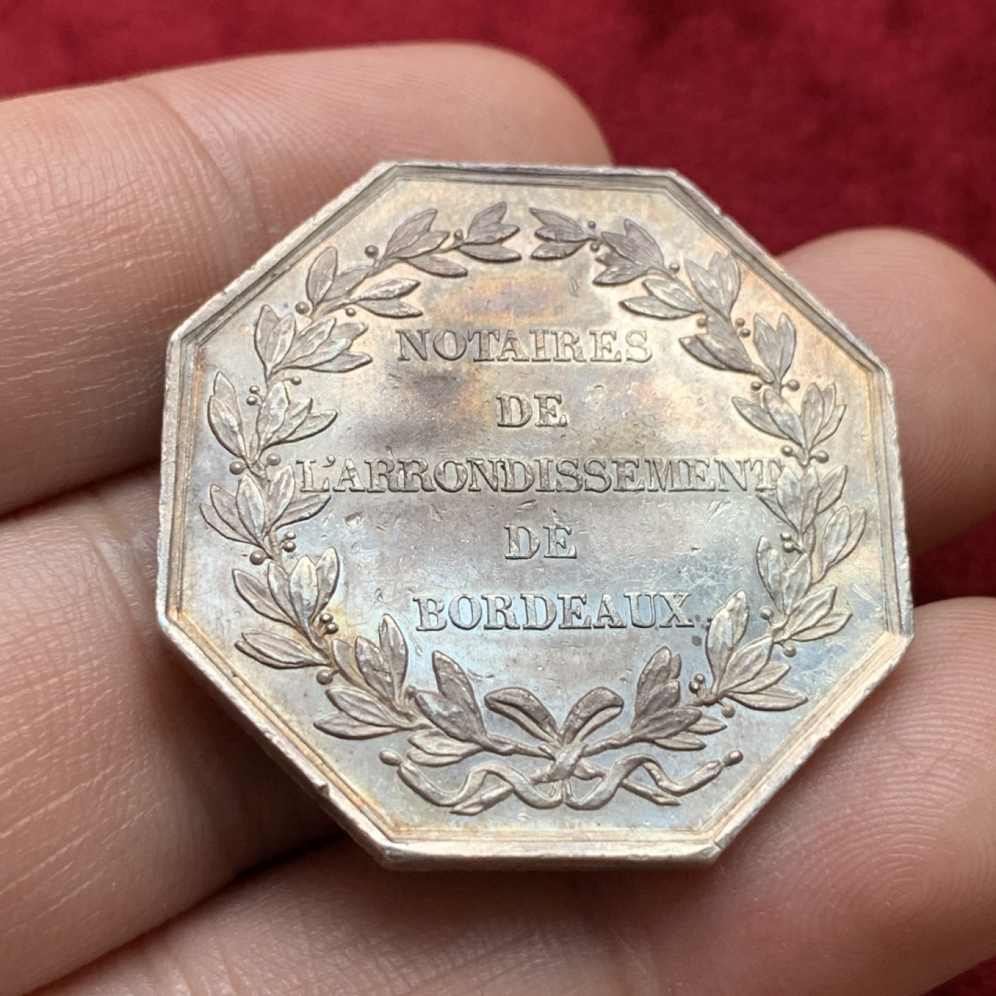 《竞宝斋》第100场-纪念拍卖 (全场包邮)中拍得限量纪念章 法国1845至1860年 公证人银质八角代币 重14.46克 对角直径36.1mm 深五彩包浆 状态难得 手指边铭 银标