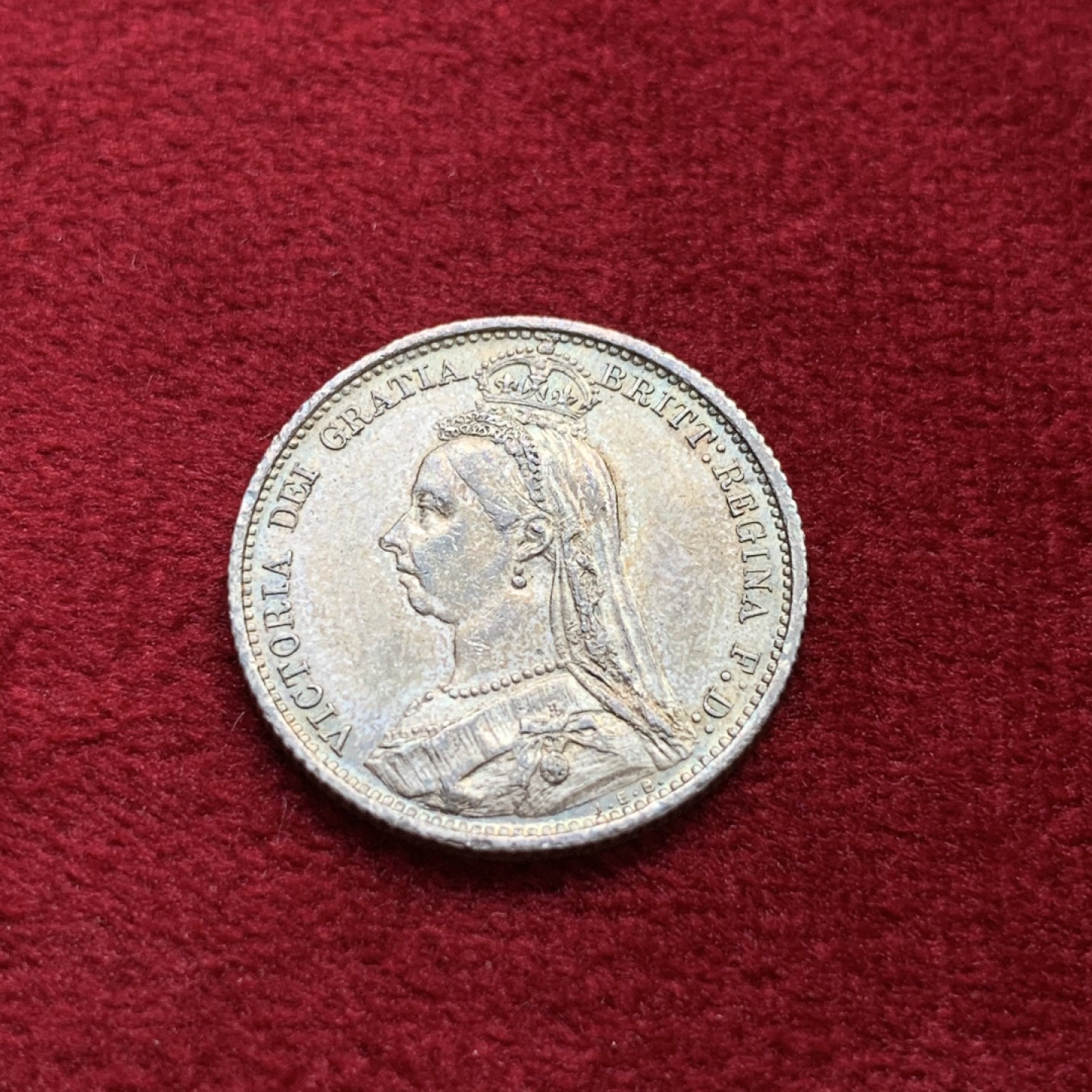 《竞宝斋》第100场-纪念拍卖 (全场包邮)中拍得限量纪念章 英国 1887年 维多利亚女王 6便士银币 好细节 深包浆 难得裸币