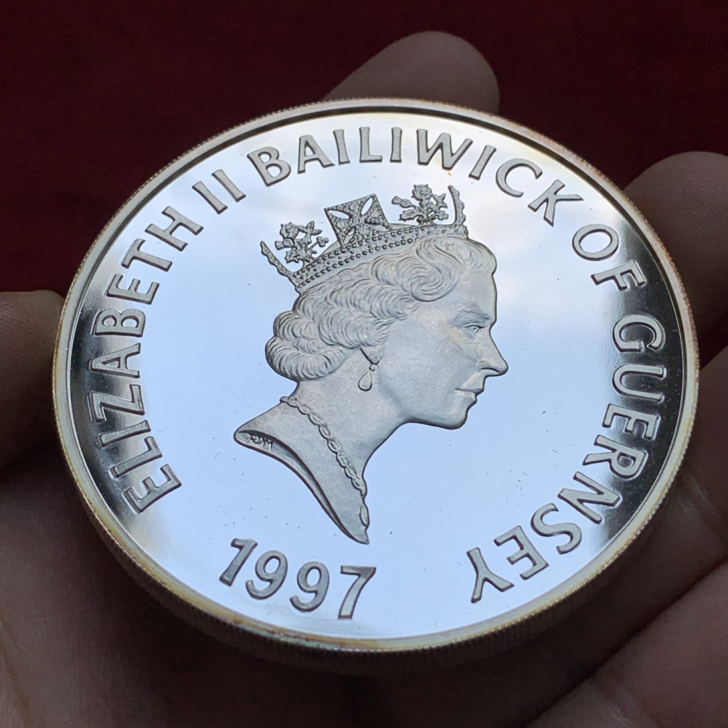 《竞宝斋》第100场-纪念拍卖 (全场包邮)中拍得限量纪念章 英属根西 1997年 伊丽莎白二世与菲利普亲王 金婚纪念 5盎司大银币 156克999银 非常少见的品种 已经成为绝唱