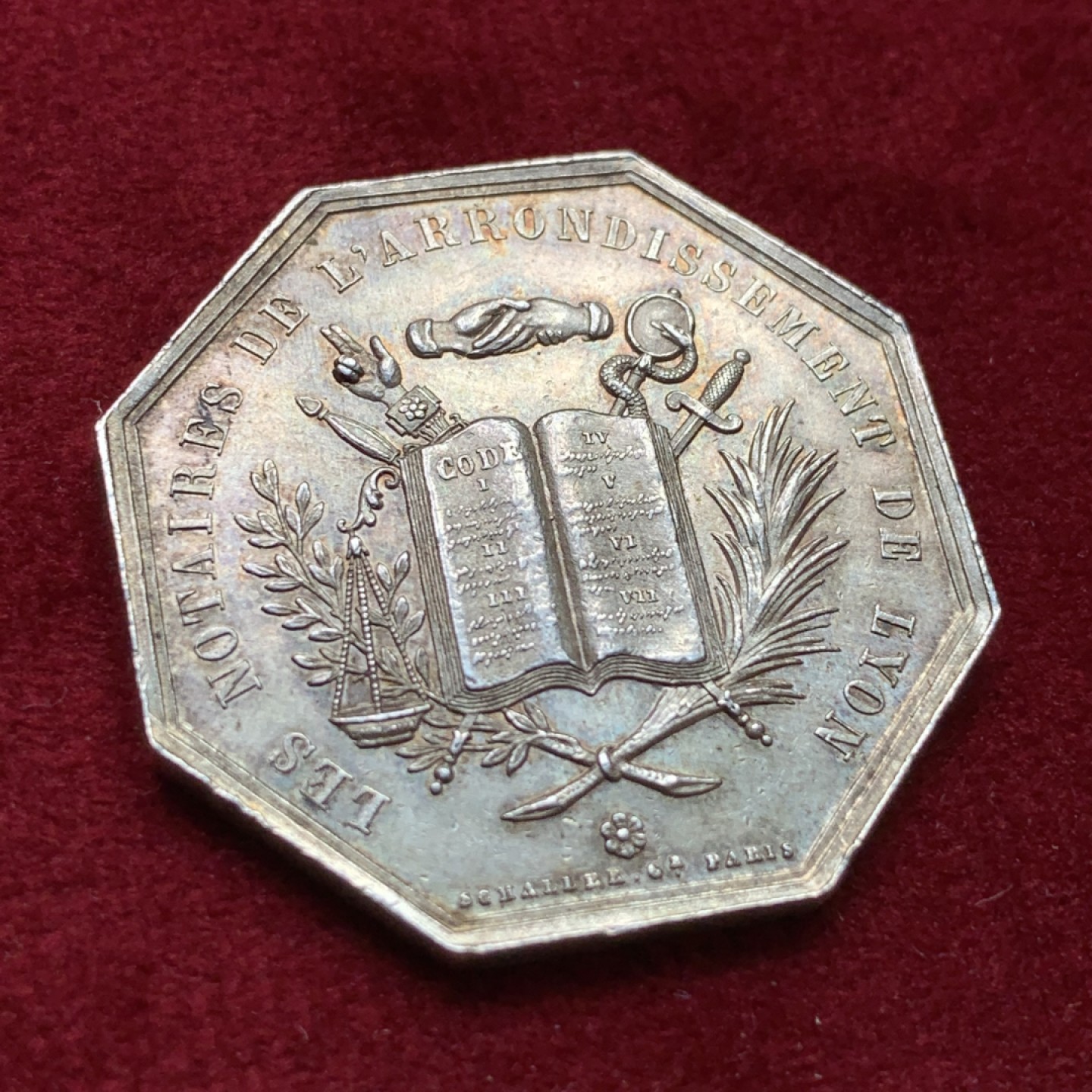 《竞宝斋》第100场-纪念拍卖 (全场包邮)中拍得限量纪念章 法国 1883年 里昂公证处 宪法握手版 八角银质代币 重16.6克 对角直径35.1mm 比较大的规格 丰饶角边铭 银标 元素非常丰富