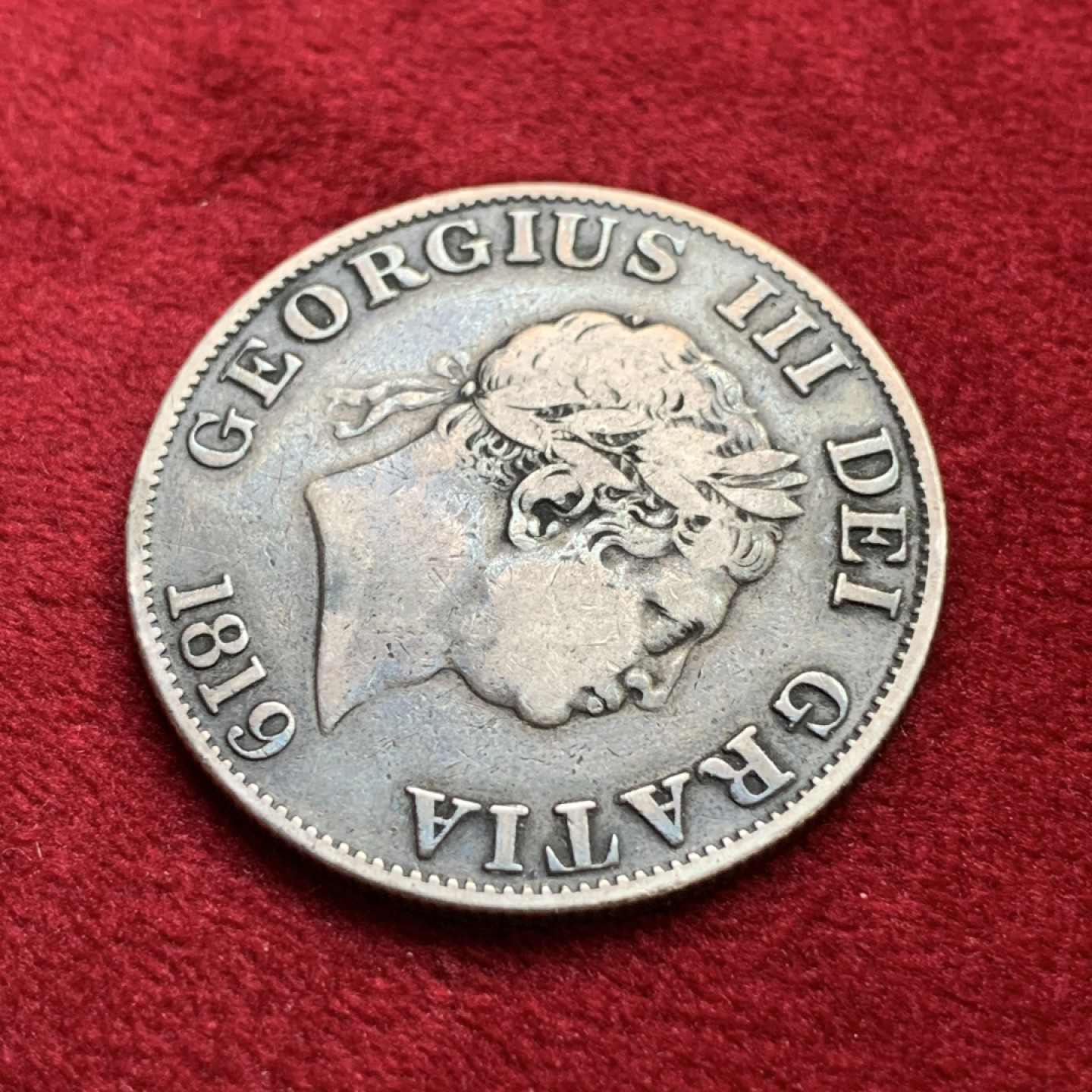 《竞宝斋》第100场-纪念拍卖 (全场包邮)中拍得限量纪念章 英国 1819年 乔三 小头版 半克朗银币 原味包浆 自然状态  很不错