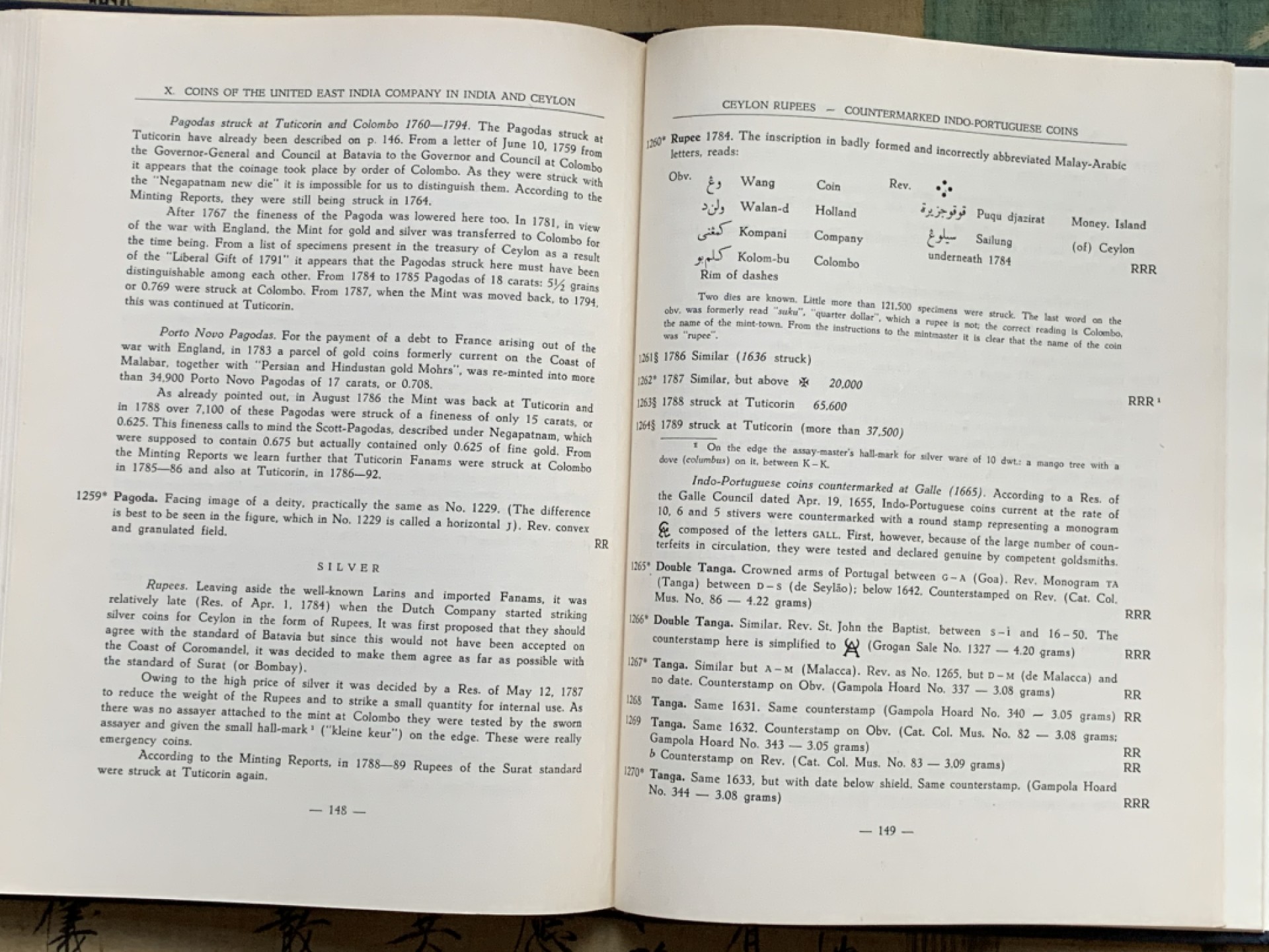 《竞宝斋》第100场-纪念拍卖 (全场包邮)中拍得限量纪念章 精装 荷兰 1601-1948 海外殖民地 钱币参考目录 记录海上马车夫 当年各殖民地钱币的信息 书接近A4纸大小 非常少见