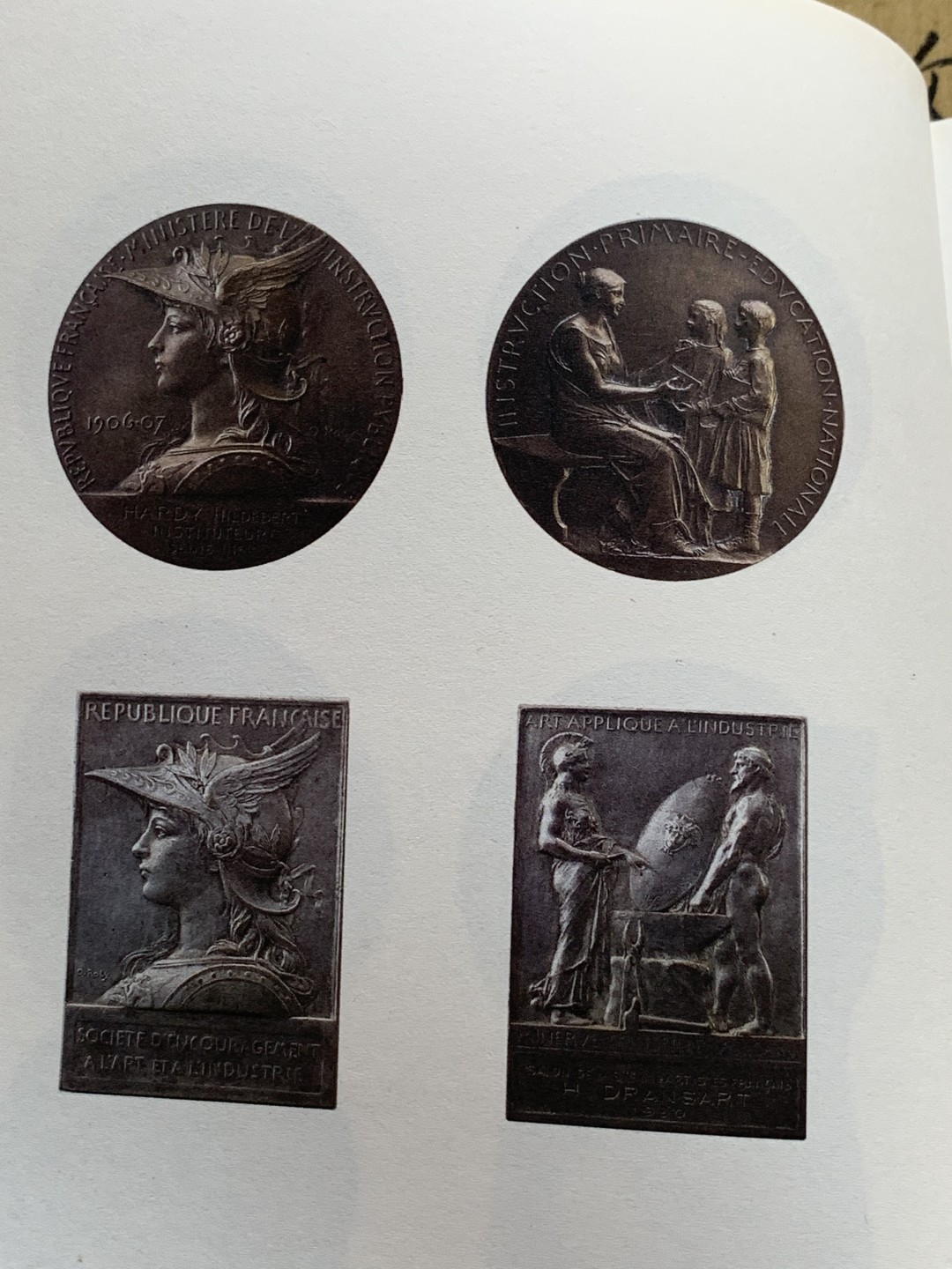 《竞宝斋》第100场-纪念拍卖 (全场包邮)中拍得限量纪念章 艺术麦朵尔:欧美 近现代 章牌经典 介绍 对章牌作者及代表作做了比较系统的整理 