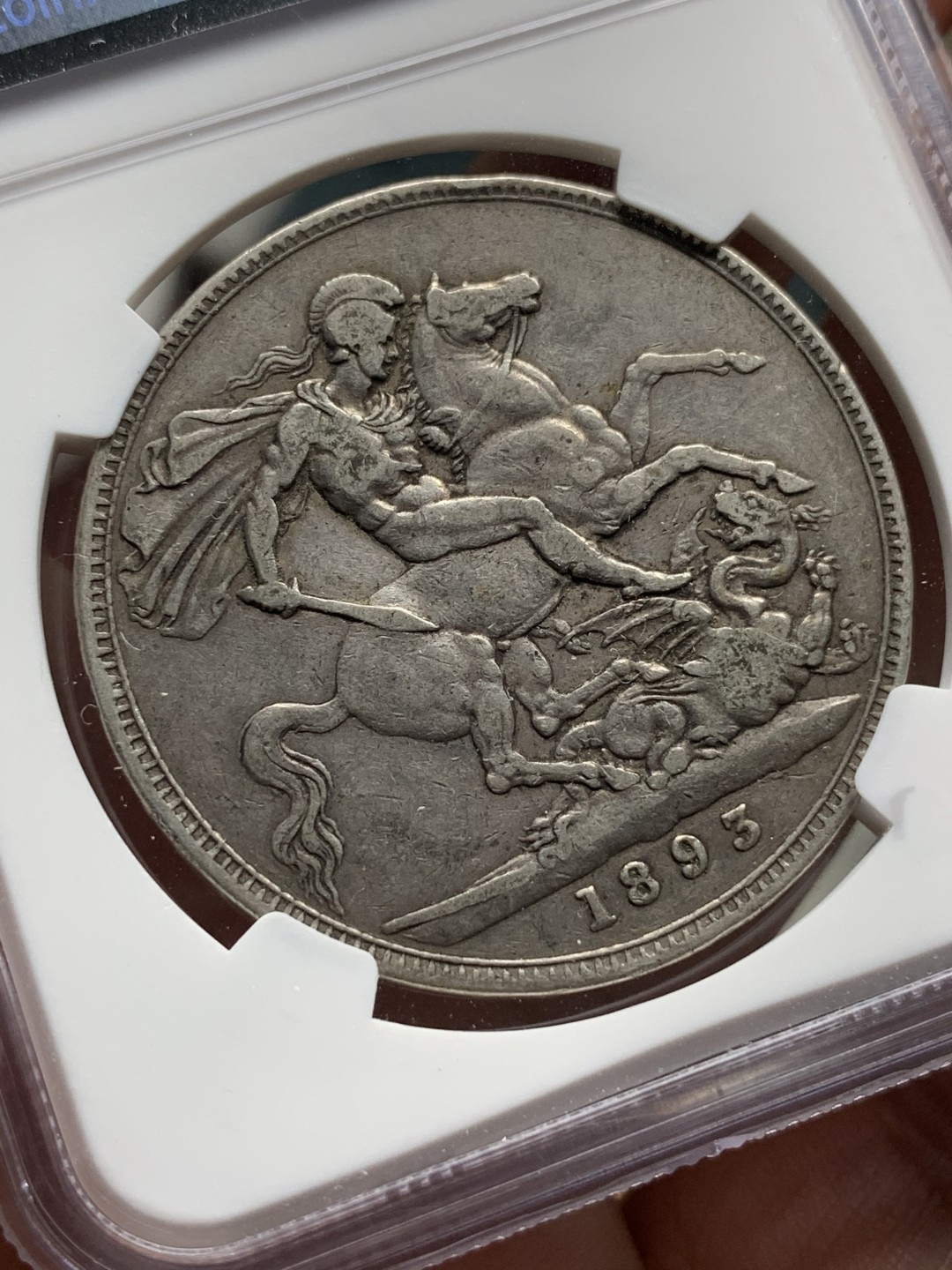 《竞宝斋》第100场-纪念拍卖 (全场包邮)中拍得限量纪念章 NGC XF40 英国 1893年 维多利亚女王 披纱版 克朗马剑银币 原味包浆 尽在状态中