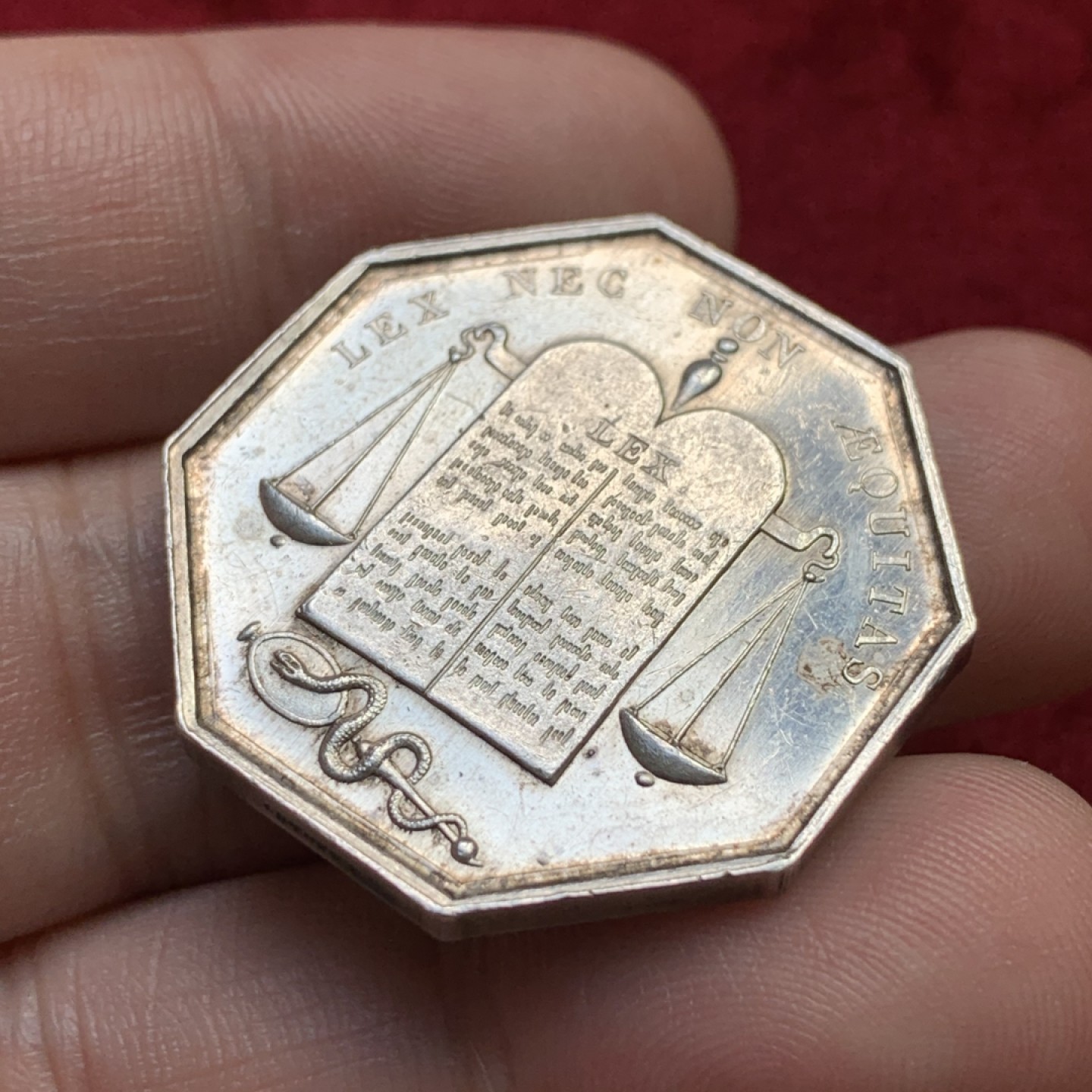 《竞宝斋》第100场-纪念拍卖 (全场包邮)中拍得限量纪念章 法国 1860至1879年 公证人八角代币 非常厚重 蜜蜂边铭 银标 对角直径33.27mm 重16.7克 