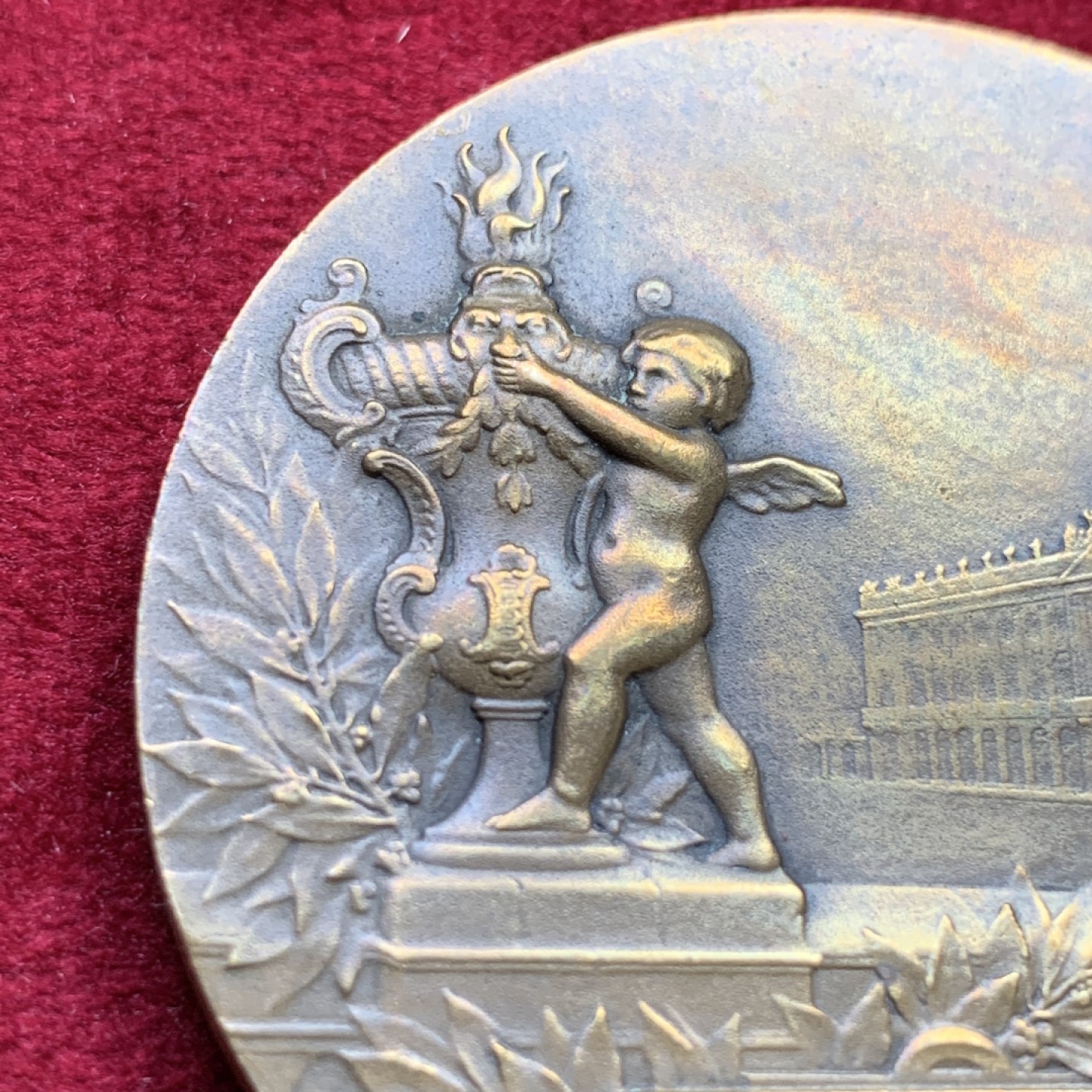 《竞宝斋》第100场-纪念拍卖 (全场包邮)中拍得限量纪念章 法国 1909年 东部国际博览会 铜章 正面大气，背面可爱 小孩堵着喷泉的嘴 非常有趣 60.2克 50mm大直径 丰饶角铜标