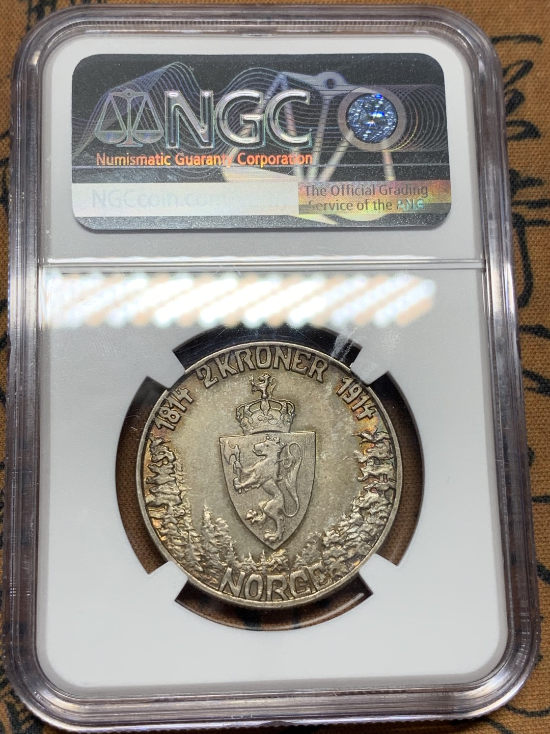 《竞宝斋》第100场-纪念拍卖 (全场包邮)中拍得限量纪念章 NGC AU58 挪威 1914年 宪法百年 2克朗银币 超炫五彩 人像端立 背面细节拉满 北欧品种都不品便宜