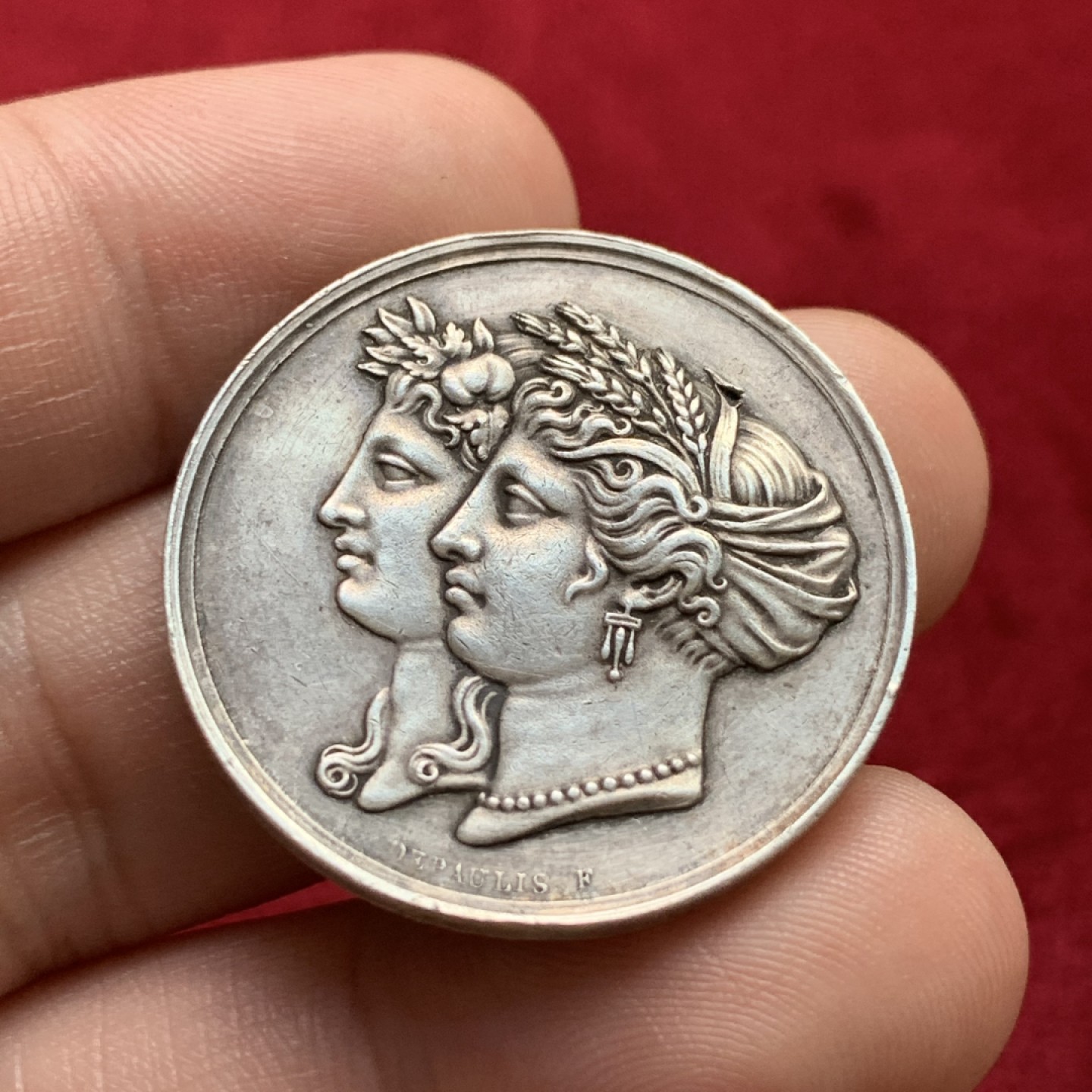 《竞宝斋》第100场-纪念拍卖 (全场包邮)中拍得限量纪念章 法国1819年塞纳河农业协会50周年纪念银章 重14.78克 直径31mm 细节见图