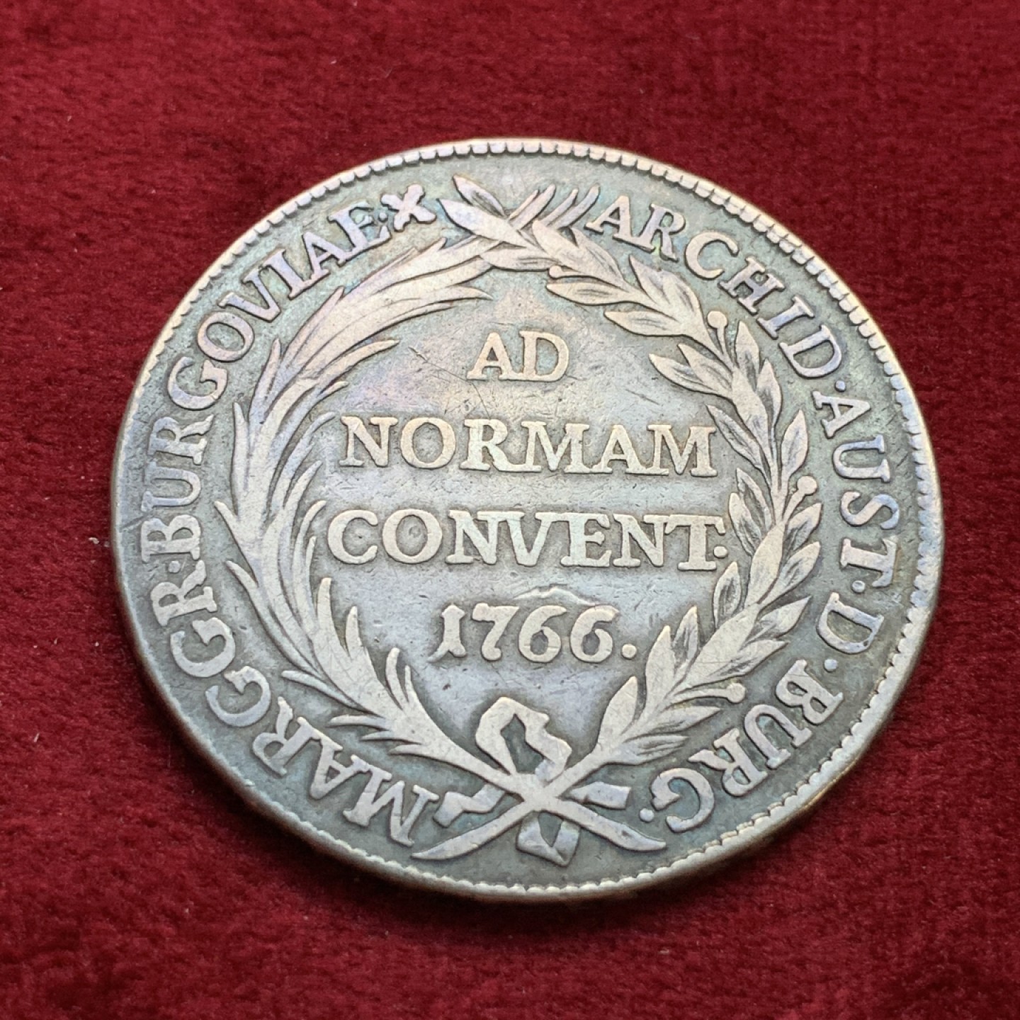 《竞宝斋》第100场-纪念拍卖 (全场包邮)中拍得限量纪念章 1766年 奥地利 哈布斯堡王朝 1泰勒 大银币 原味深彩包浆  200多年的岁月造带走了棱角留下了温润 不可多得