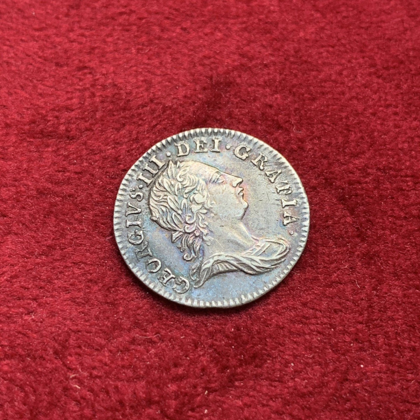 《竞宝斋》第100场-纪念拍卖 (全场包邮)中拍得限量纪念章 英国 1762年 乔治三世 3便士银币 细节极好 五彩包浆 非常难得的品相