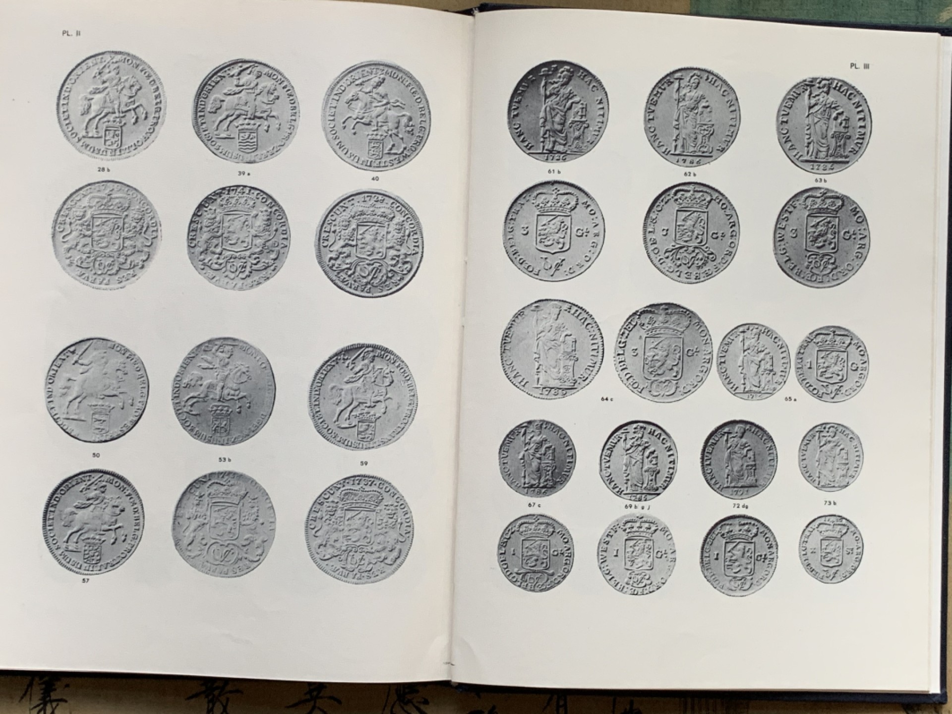 《竞宝斋》第100场-纪念拍卖 (全场包邮)中拍得限量纪念章 精装 荷兰 1601-1948 海外殖民地 钱币参考目录 记录海上马车夫 当年各殖民地钱币的信息 书接近A4纸大小 非常少见