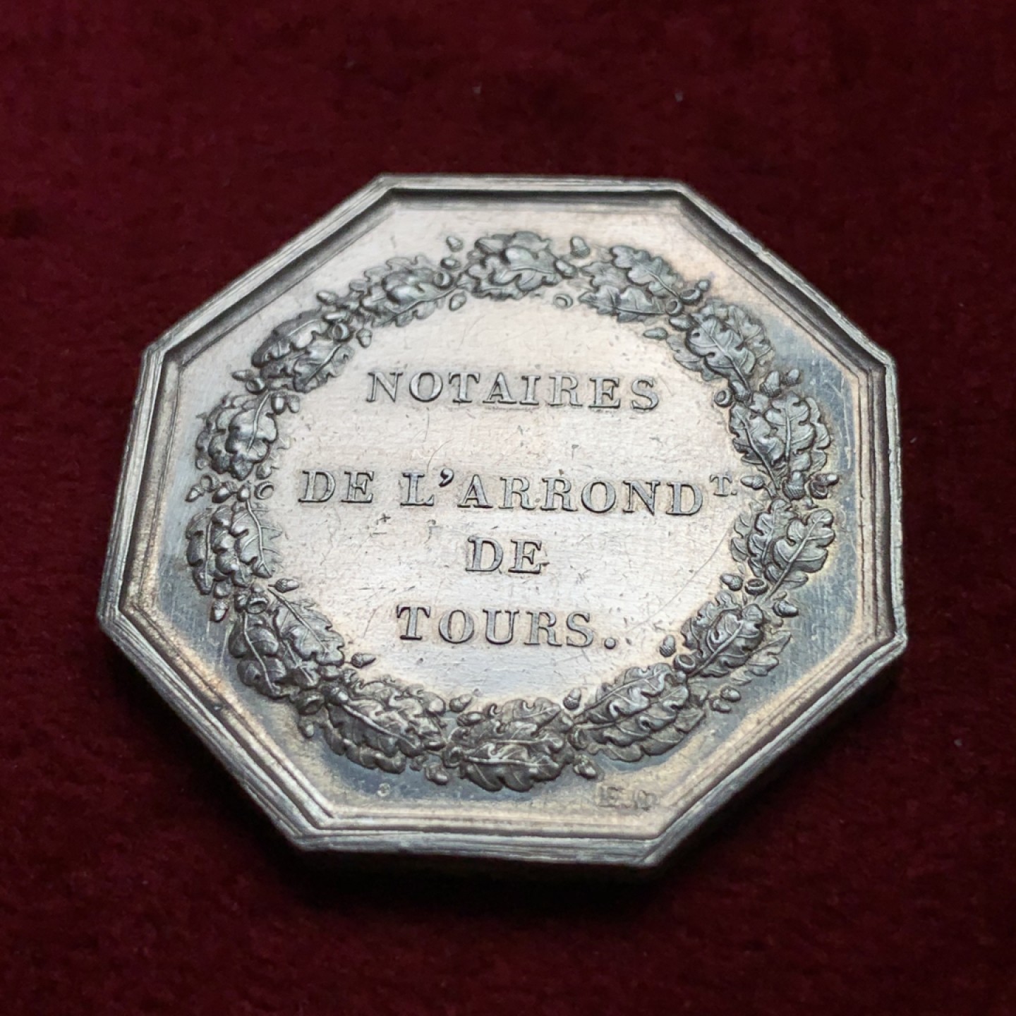 《竞宝斋》第100场-纪念拍卖 (全场包邮)中拍得限量纪念章 法国1860至1879年 图尔斯公证人八角银质代币 早期品种 重13.58克 对角直径33mm 非常好的品相