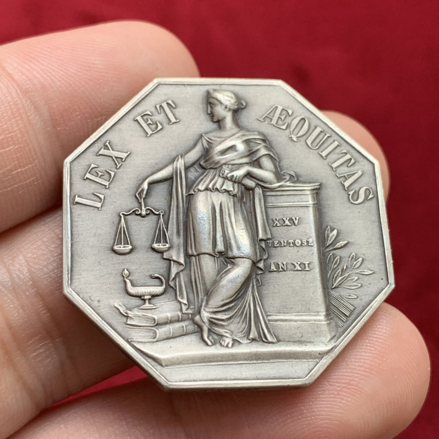 《竞宝斋》第100场-纪念拍卖 (全场包邮)中拍得限量纪念章 法国里尔省公证女神八角银章 重19.24克 对角直径36.7mm 丰饶角边铭 银标