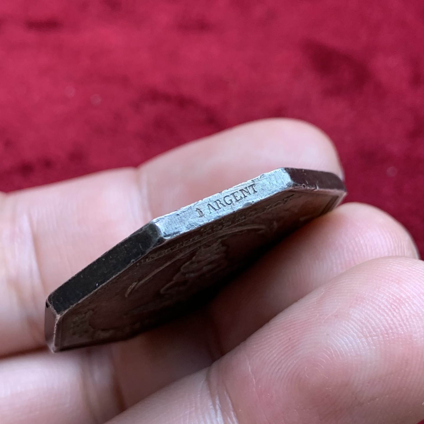 《竞宝斋》第100场-纪念拍卖 (全场包邮)中拍得限量纪念章 法国1840年图卢兹商会八角银质代币 大规格深五彩包浆 首见品种 重19.8克 对角直径36.56mm 银标