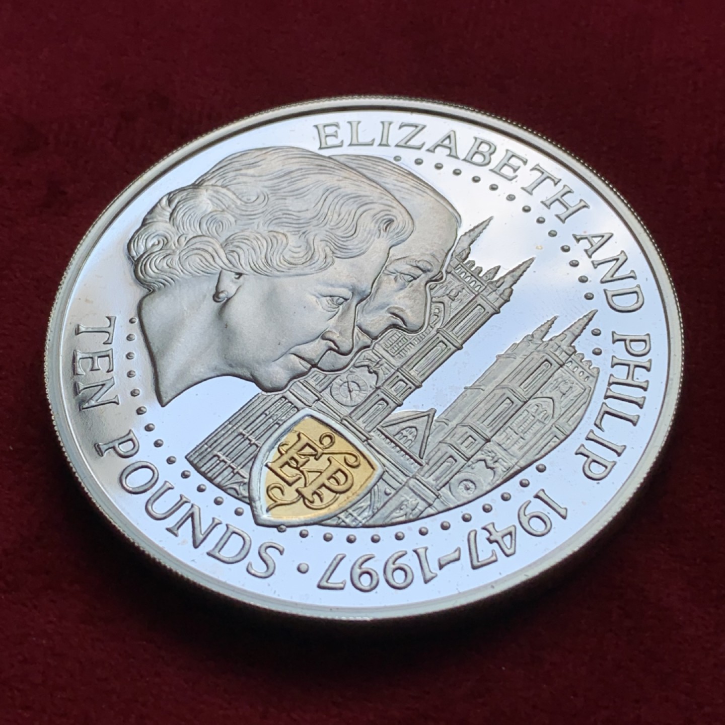 《竞宝斋》第100场-纪念拍卖 (全场包邮)中拍得限量纪念章 英属根西 1997年 伊丽莎白二世与菲利普亲王 金婚纪念 5盎司大银币 156克999银 非常少见的品种 已经成为绝唱