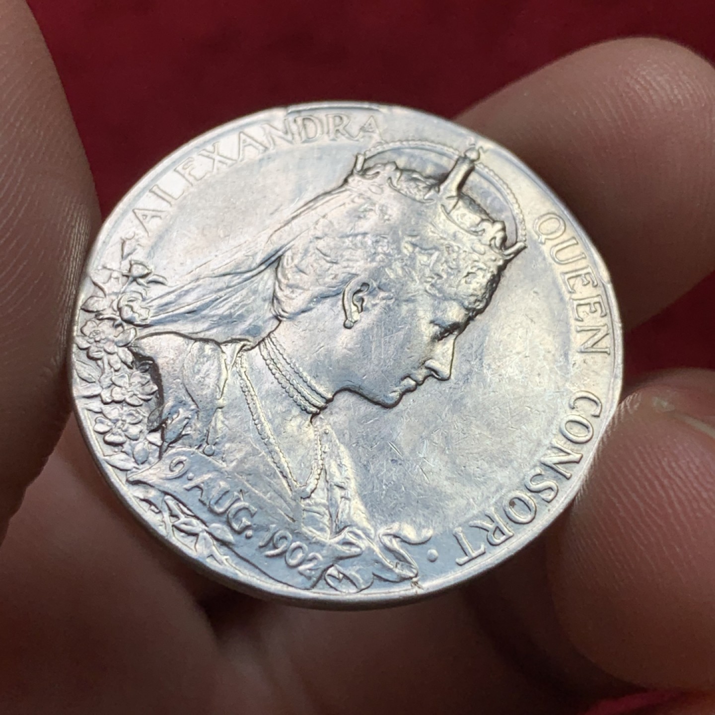 《竞宝斋》第100场-纪念拍卖 (全场包邮)中拍得限量纪念章 英国 爱七 1902年 登基 纪念银章 14.1克 31.1直径 保存的不错