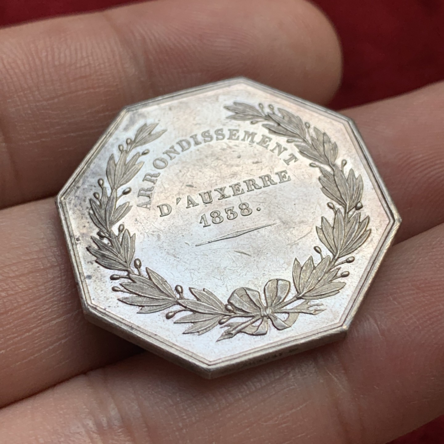 《竞宝斋》第100场-纪念拍卖 (全场包邮)中拍得限量纪念章 法国 1838年公证人八角银质代币 重13.3克 对角直径33mm 手指边铭 银标
