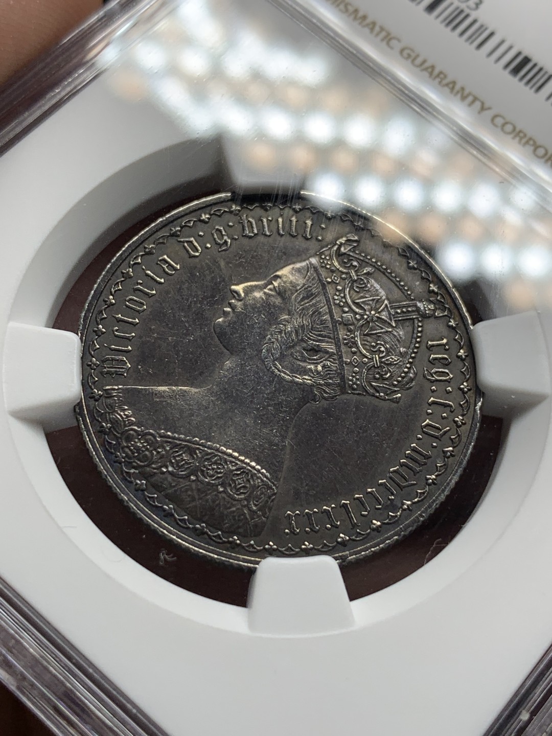 《竞宝斋》第100场-纪念拍卖 (全场包邮)中拍得限量纪念章 NGC AU评级 英国 1880年 维多利亚女王 哥特福林 银币 欧洲拍回的裸币 双面深黑包浆 没分太正常了