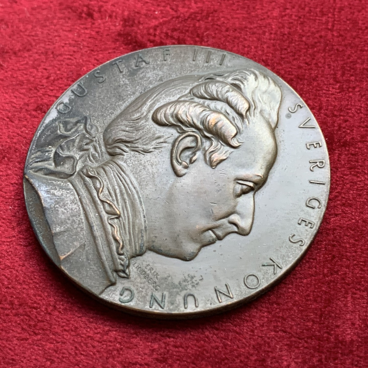 《竞宝斋》第100场-纪念拍卖 (全场包邮)中拍得限量纪念章 瑞典 1957年 古斯塔夫三世 纪念铜章 极富古典工艺 人物高浮雕 非常好 53.3克 50.2直径 大规格 状态好