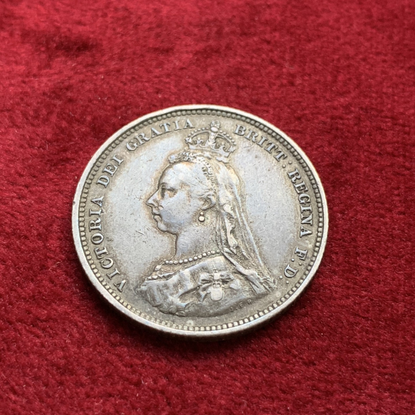 《竞宝斋》第100场-纪念拍卖 (全场包邮)中拍得限量纪念章 英国 1887年 维多利亚女王 高冠版 1先令 银币 原味包浆 细节不错