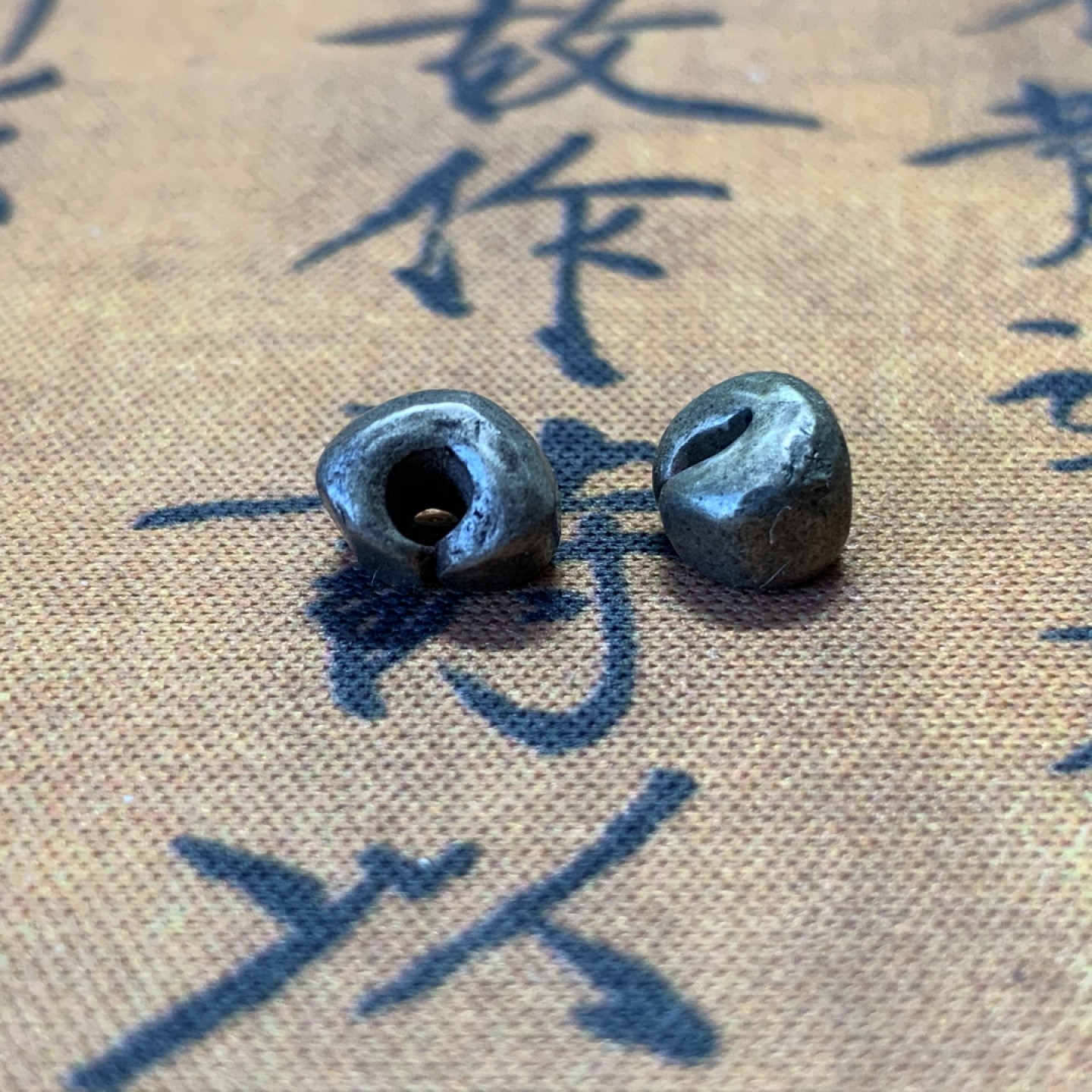 《竞宝斋》第100场-纪念拍卖 (全场包邮)中拍得限量纪念章 2枚一组 泰国暹罗时期 屁股银两枚 单枚重量1.56克 少见品种