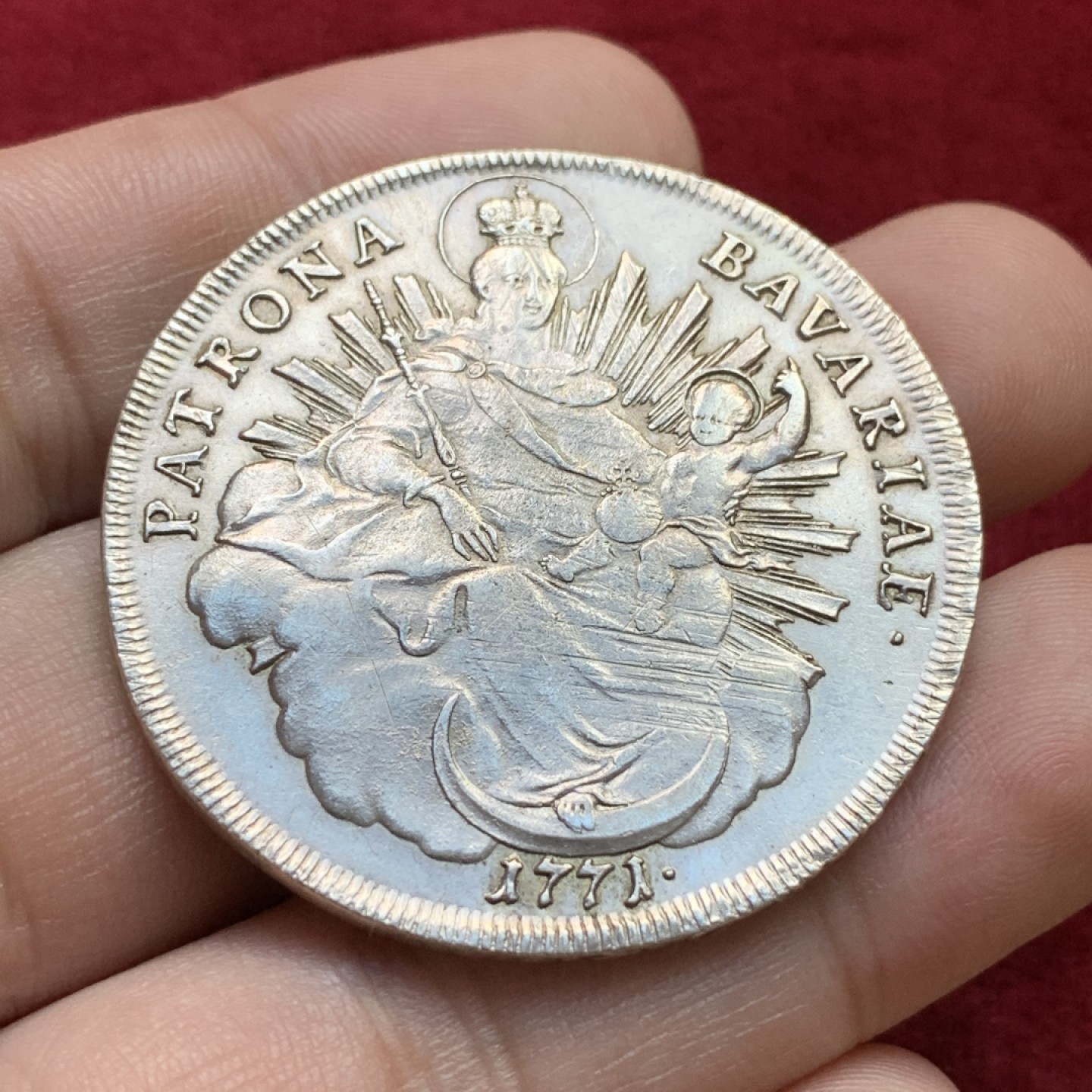 《竞宝斋》第100场-纪念拍卖 (全场包邮)中拍得限量纪念章 德国 巴伐利亚 1771年 马克西米利安 圣母抱婴 泰勒 大银币 和1770年的头像已经有很大的改变更加的扎实