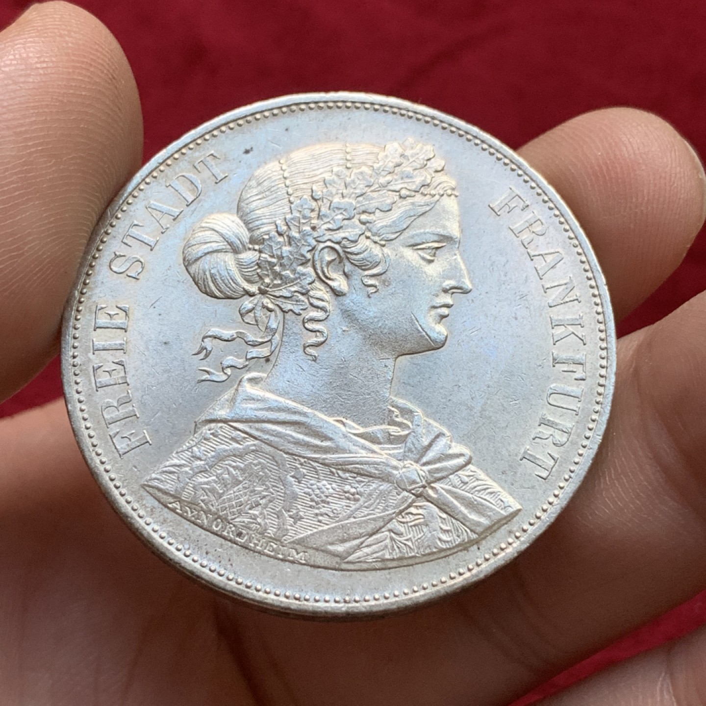 《竞宝斋》第100场-纪念拍卖 (全场包邮)中拍得限量纪念章 德国 1861年 法兰克福 少女 2泰勒 银币 37克大规格 状态好 带光 见视频