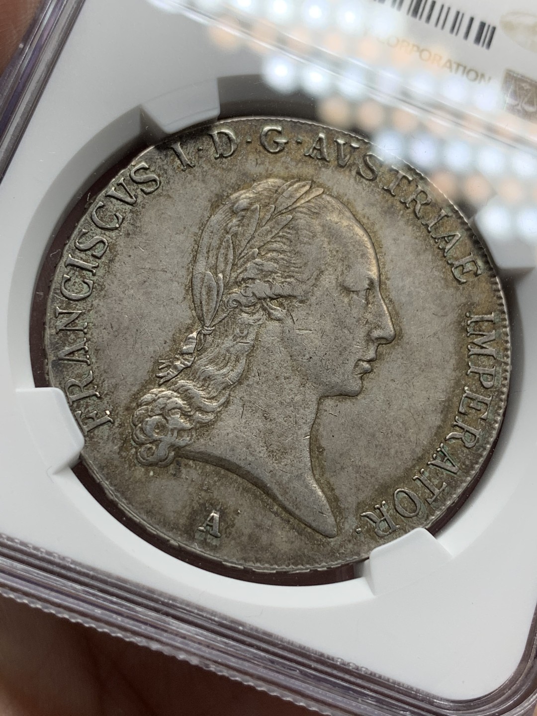 《竞宝斋》第100场-纪念拍卖 (全场包邮)中拍得限量纪念章 唯一冠军分 NGC AU58 奥地利 1817A 哈布斯堡王朝  泰勒银币 发髻清晰 卷发 波浪自然 鹰面底板也很好 包浆自然