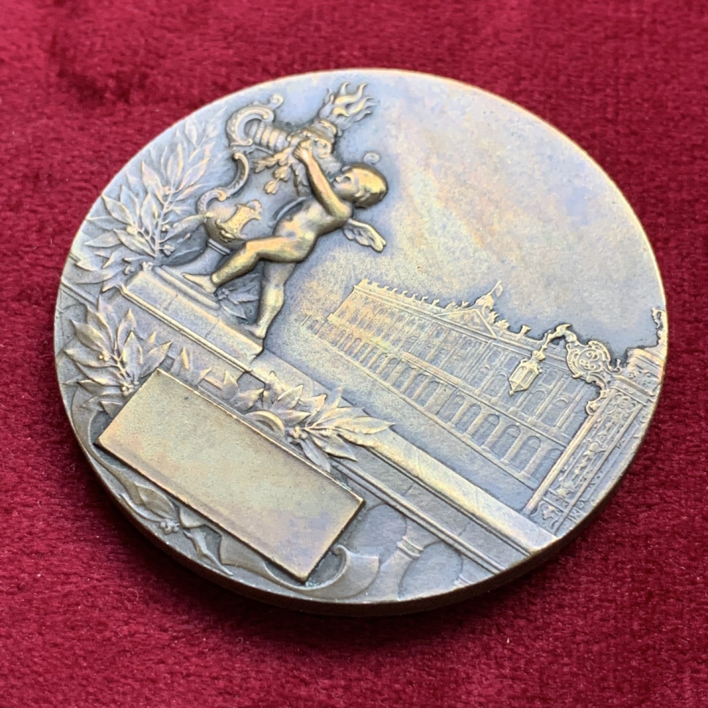 《竞宝斋》第100场-纪念拍卖 (全场包邮)中拍得限量纪念章 法国 1909年 东部国际博览会 铜章 正面大气，背面可爱 小孩堵着喷泉的嘴 非常有趣 60.2克 50mm大直径 丰饶角铜标