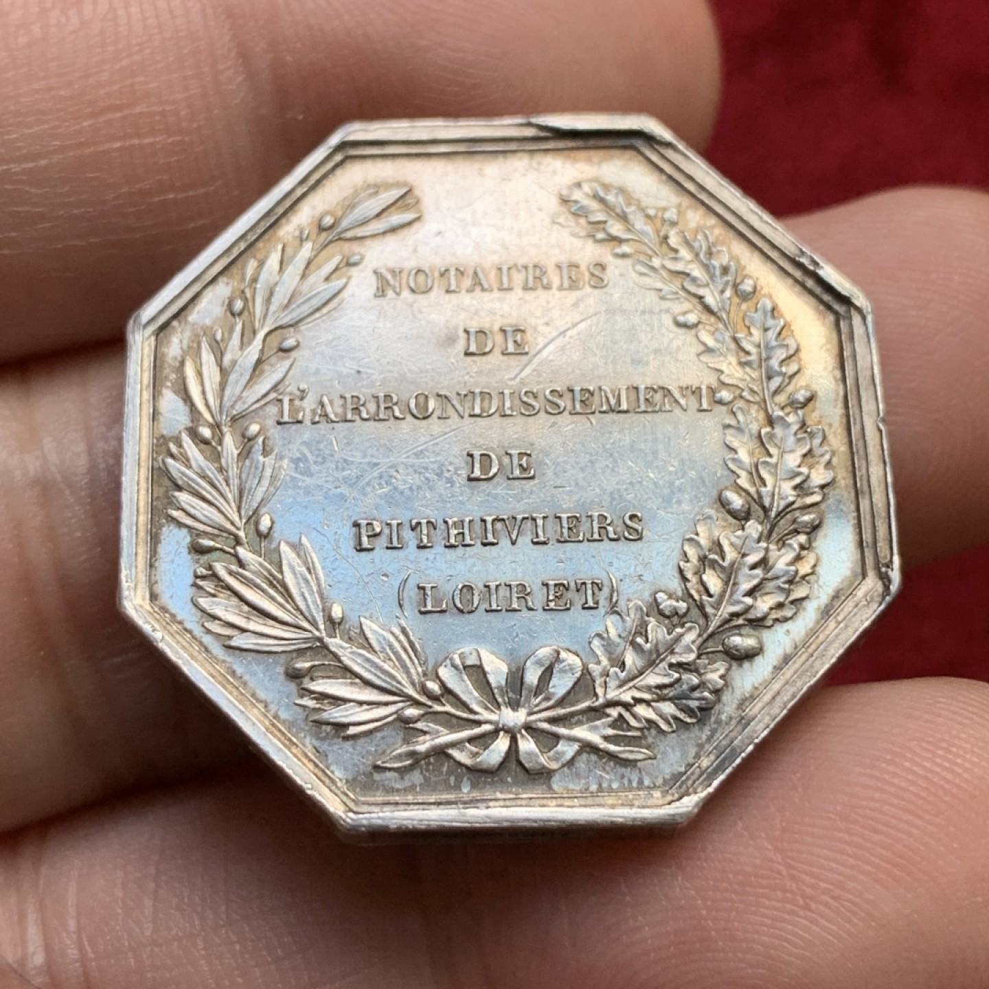 《竞宝斋》第100场-纪念拍卖 (全场包邮)中拍得限量纪念章 法国 1860至1879年 公证人八角代币 非常厚重 蜜蜂边铭 银标 对角直径33.27mm 重16.7克 