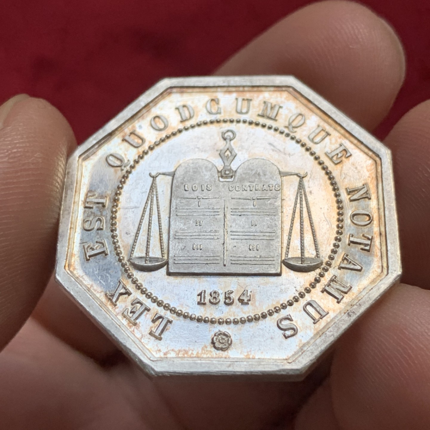 《竞宝斋》第100场-纪念拍卖 (全场包邮)中拍得限量纪念章 法国1854 公证人银质八角 MS级超好品 重14.75克 对角直径34.3mm 丰饶角边铭 银标