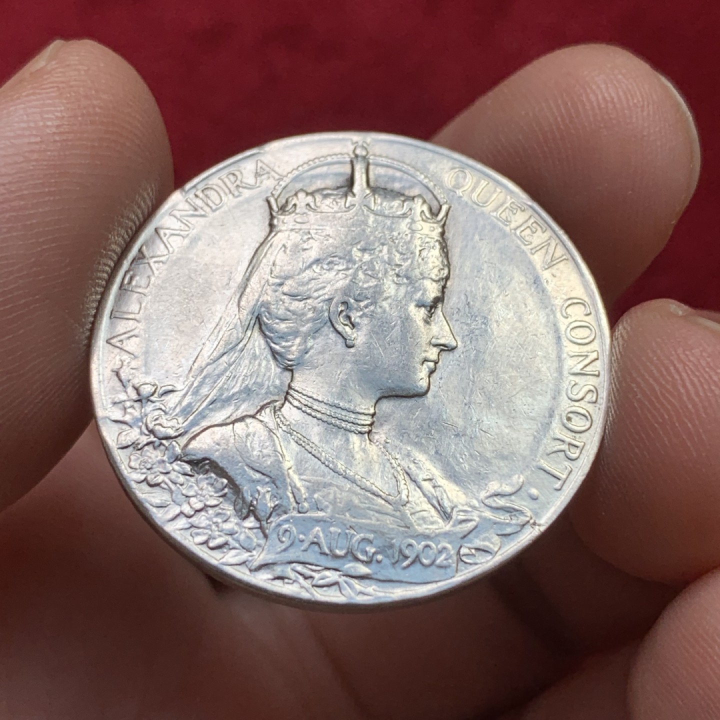 《竞宝斋》第100场-纪念拍卖 (全场包邮)中拍得限量纪念章 英国 爱七 1902年 登基 纪念银章 14.1克 31.1直径 保存的不错