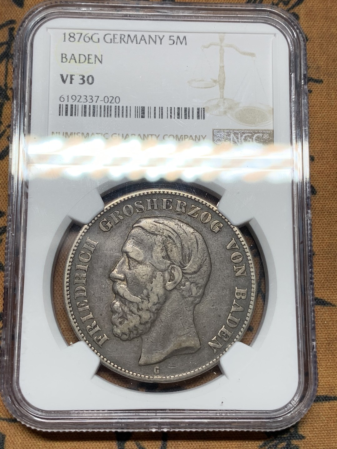 《竞宝斋》第100场-纪念拍卖 (全场包邮)中拍得限量纪念章 错版币 NGC VF30 德国 巴登 1876G 5马克银币 BADEN制作成了BVDEN  书价很高 XF的状态给了VF 你呢