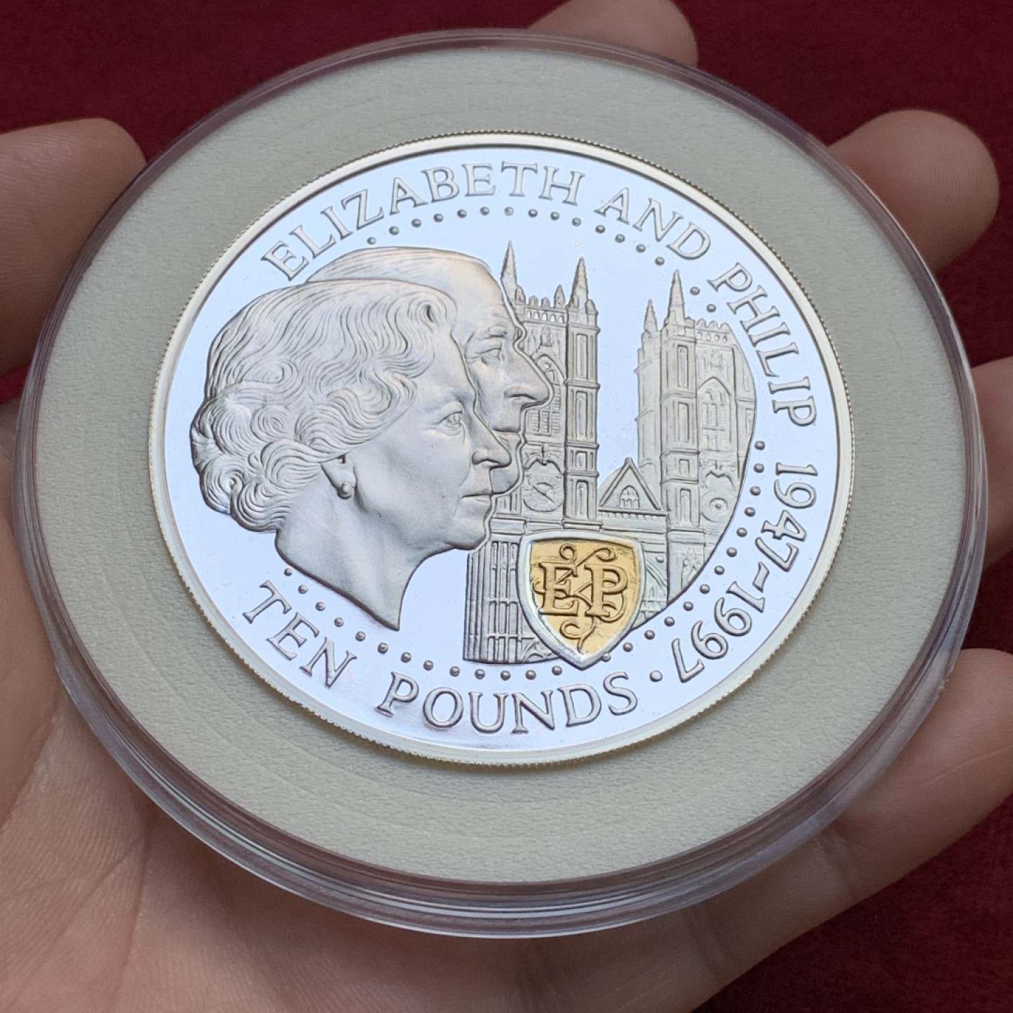 《竞宝斋》第100场-纪念拍卖 (全场包邮)中拍得限量纪念章 英属根西 1997年 伊丽莎白二世与菲利普亲王 金婚纪念 5盎司大银币 156克999银 非常少见的品种 已经成为绝唱