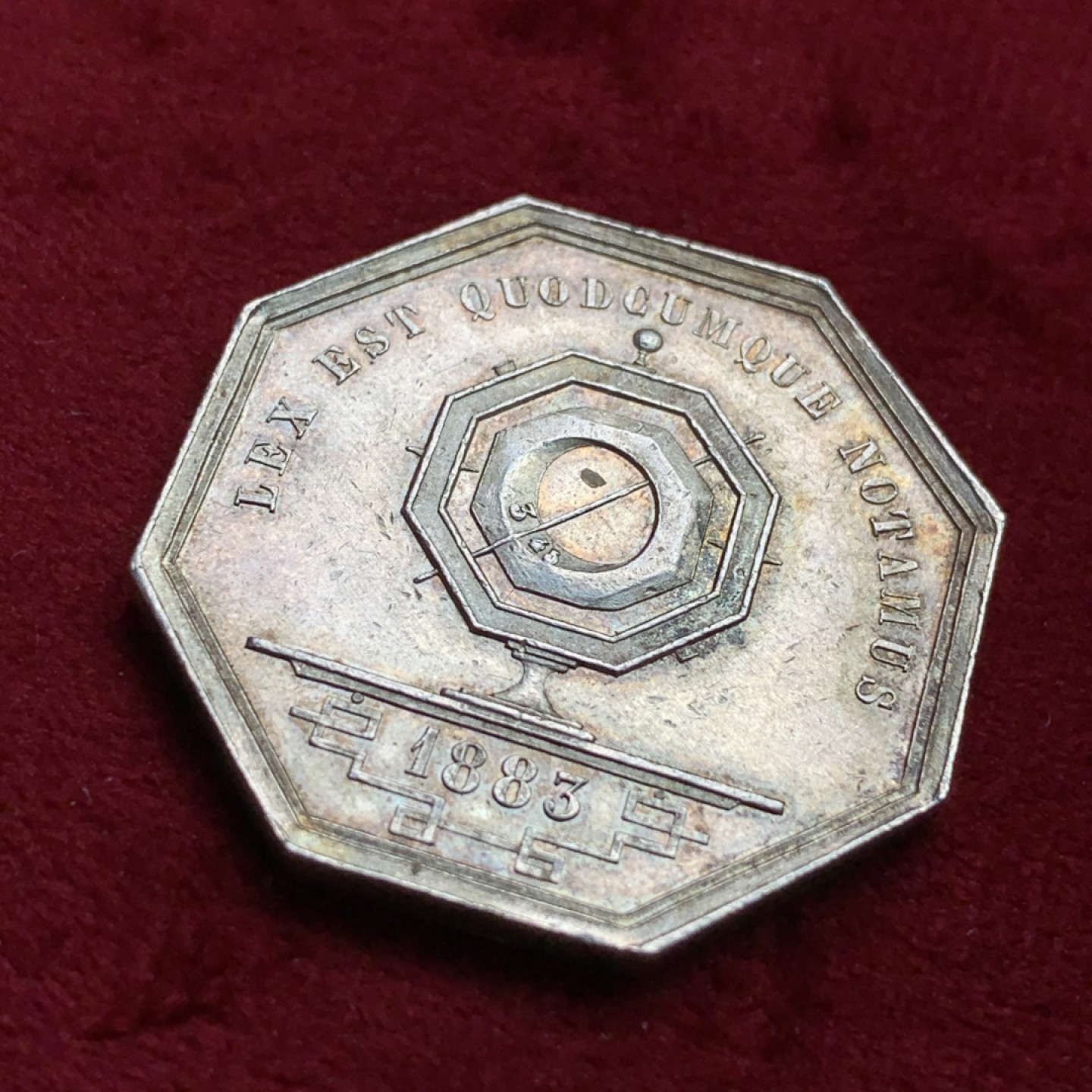 《竞宝斋》第100场-纪念拍卖 (全场包邮)中拍得限量纪念章 法国 1883年 里昂公证处 宪法握手版 八角银质代币 重16.6克 对角直径35.1mm 比较大的规格 丰饶角边铭 银标 元素非常丰富