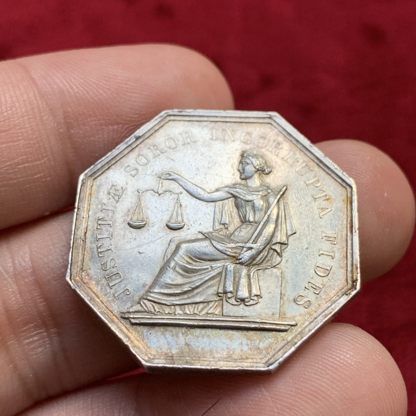 《竞宝斋》第100场-纪念拍卖 (全场包邮)中拍得限量纪念章 法国公平女神 银质八角代币 重12克 对角直径32mm 蜜蜂边铭 银标