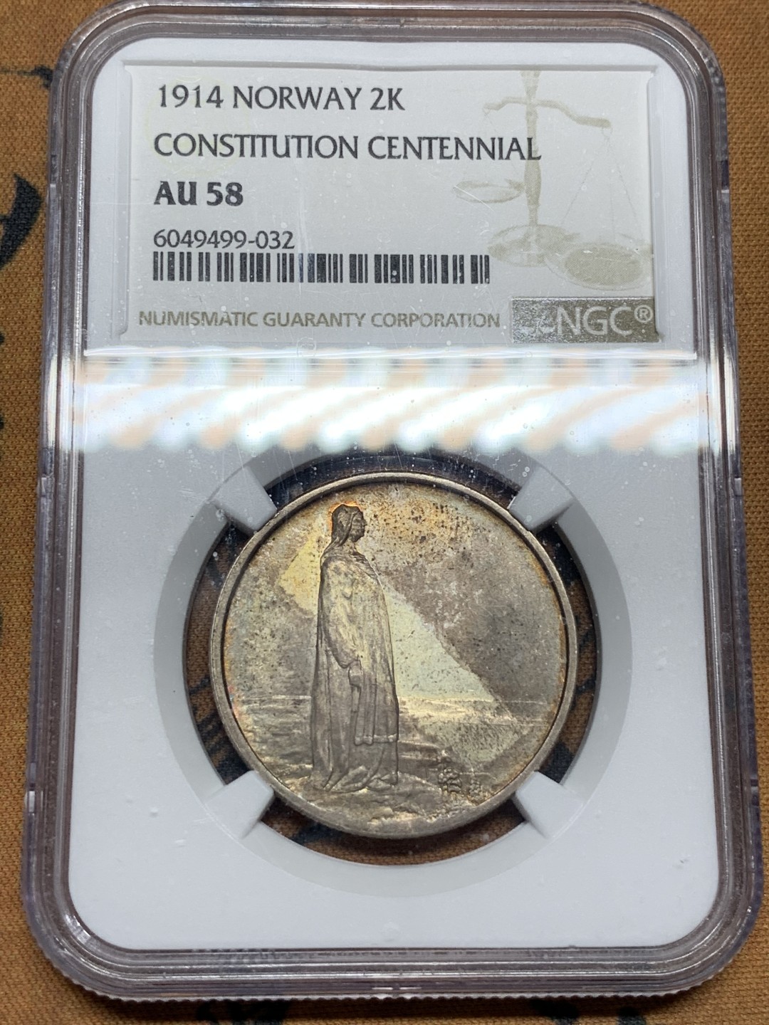 《竞宝斋》第100场-纪念拍卖 (全场包邮)中拍得限量纪念章 NGC AU58 挪威 1914年 宪法百年 2克朗银币 超炫五彩 人像端立 背面细节拉满 北欧品种都不品便宜