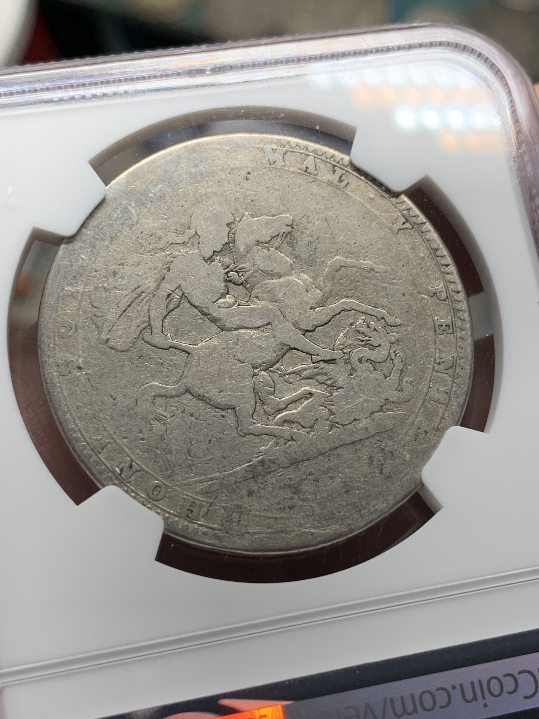 《竞宝斋》第100场-纪念拍卖 (全场包邮)中拍得限量纪念章 NGC G4 英国 1820年 乔三 马剑克朗银币 200年的历练 温润的状态 MS易得 低分难求