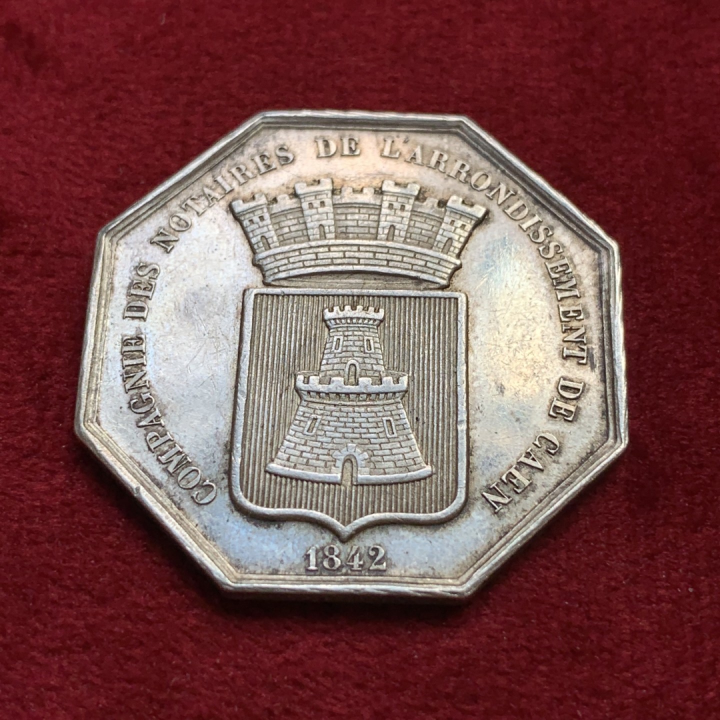 《竞宝斋》第100场-纪念拍卖 (全场包邮)中拍得限量纪念章 法国1842年卡昂公证人银质代币 原味包浆 少见品种 对角直径34.8mm 重13.1克 手指铭 银标